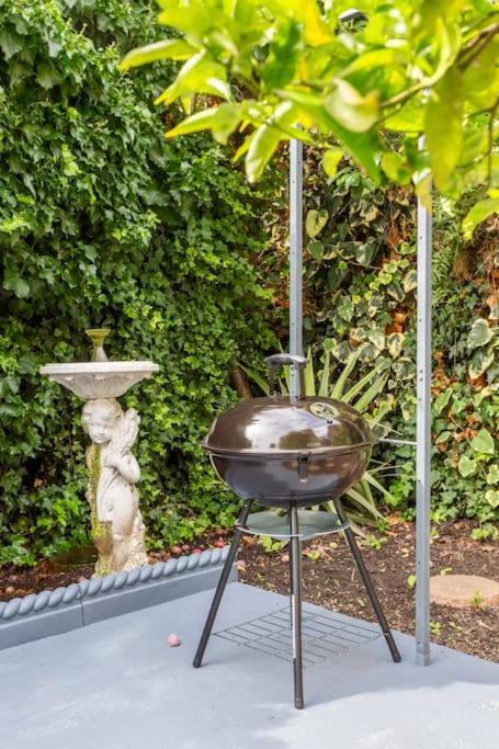 Stylish Ground Floor Garden Flat nr Central London