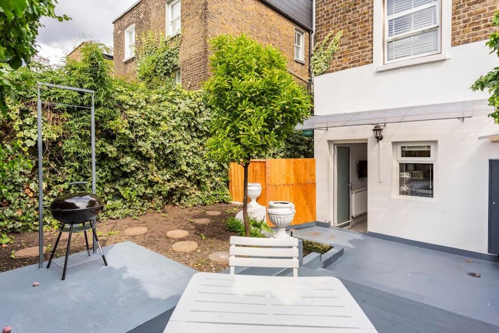 Stylish Ground Floor Garden Flat nr Central London