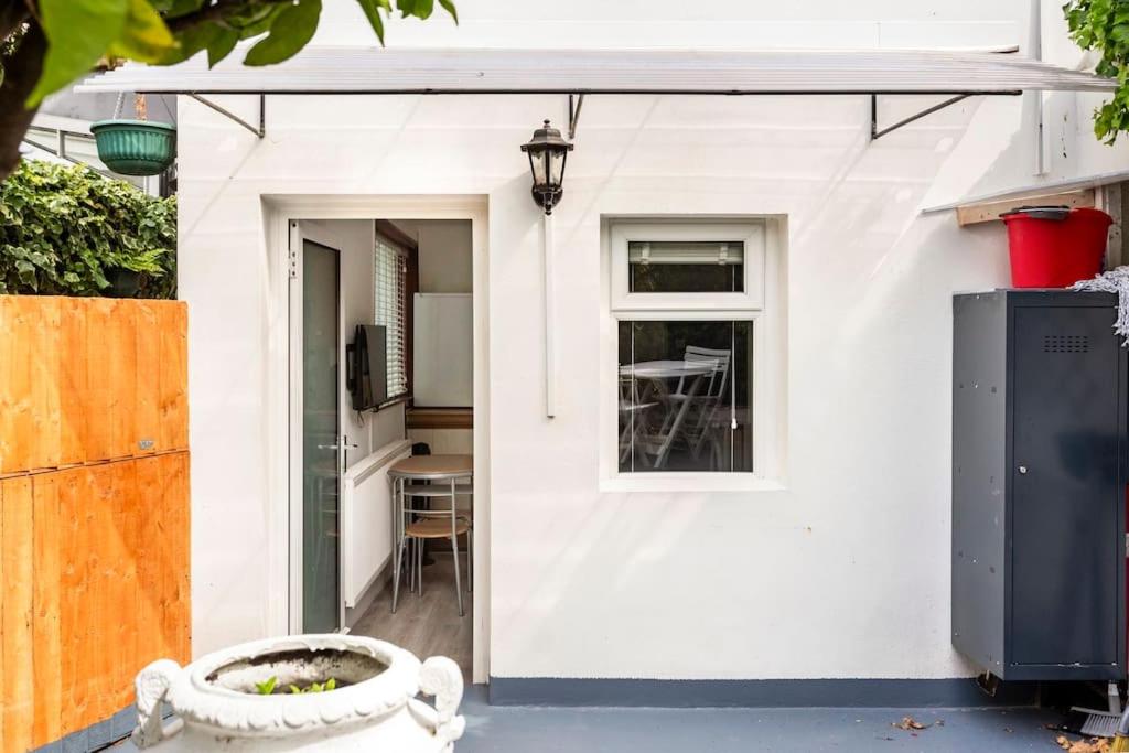 Stylish Ground Floor Garden Flat nr Central London