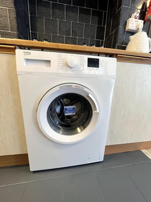Stylish Ground Floor Garden Flat nr Central London