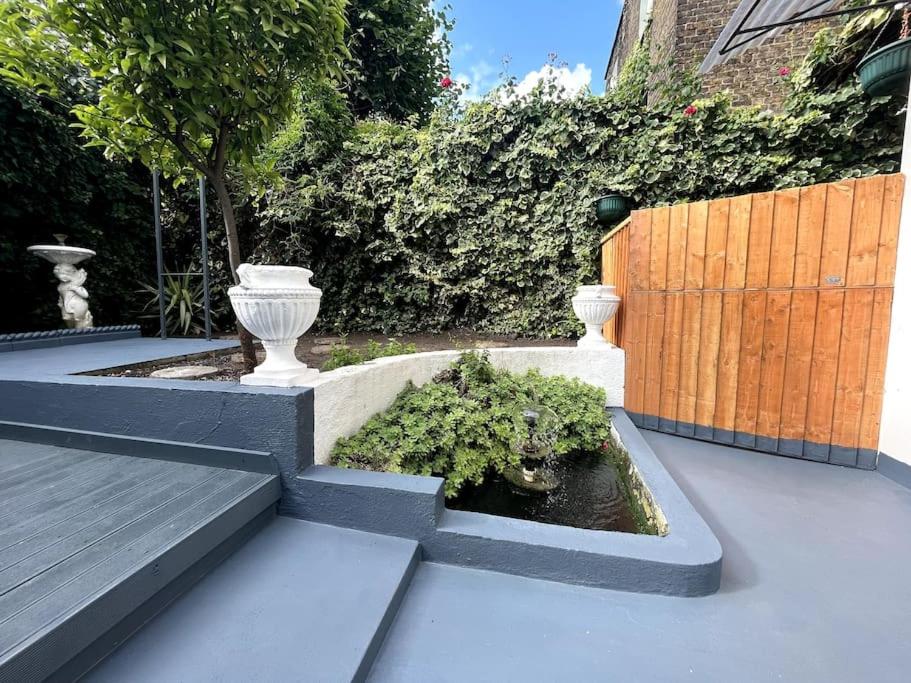 Stylish Ground Floor Garden Flat nr Central London