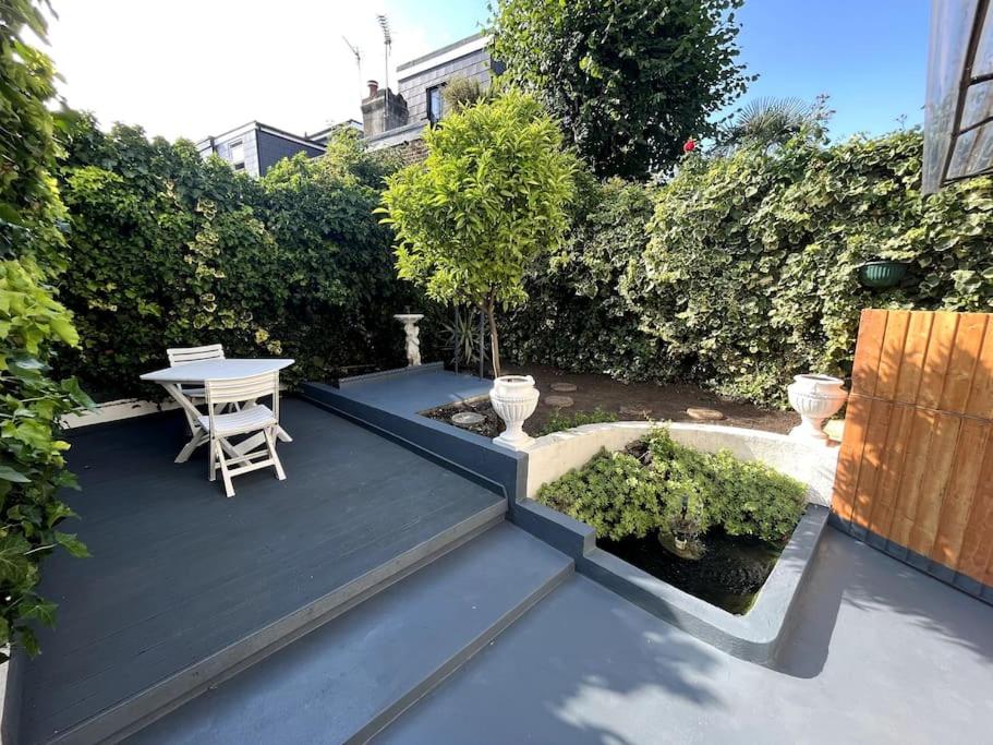 Stylish Ground Floor Garden Flat nr Central London