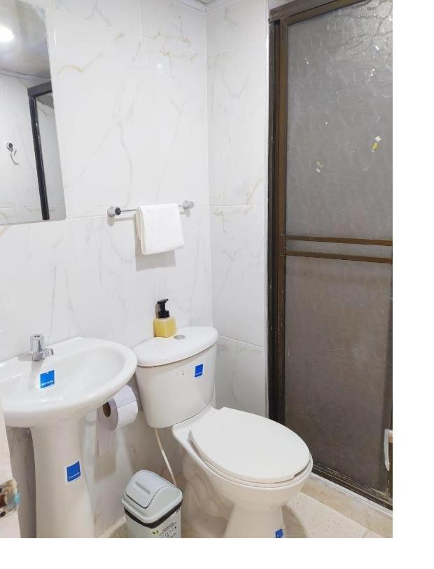 Apartamento Marbella - En Edificio Frente a la Playa cerca al centro Histórico