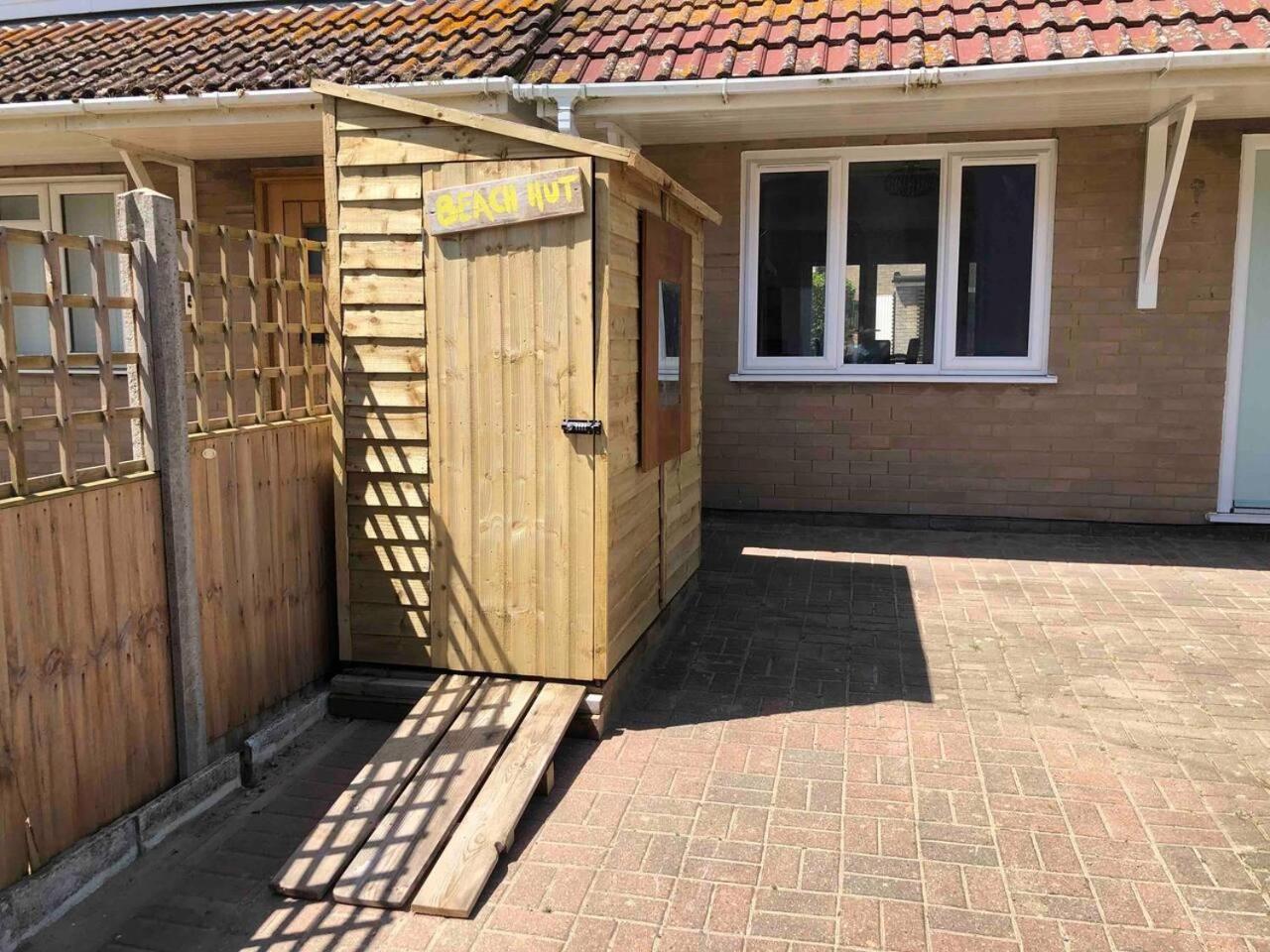 3 Bed House - Sleeps 6 - Garden - Parking - Wifi view 2