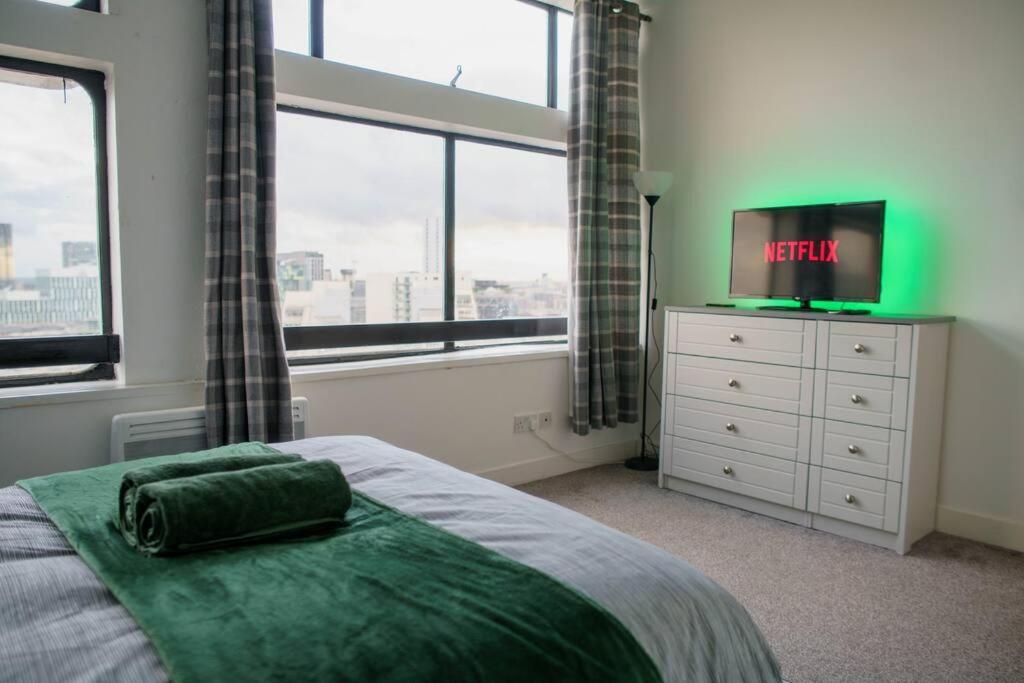 Manchester City Centre Apartment, Skyline View view 2