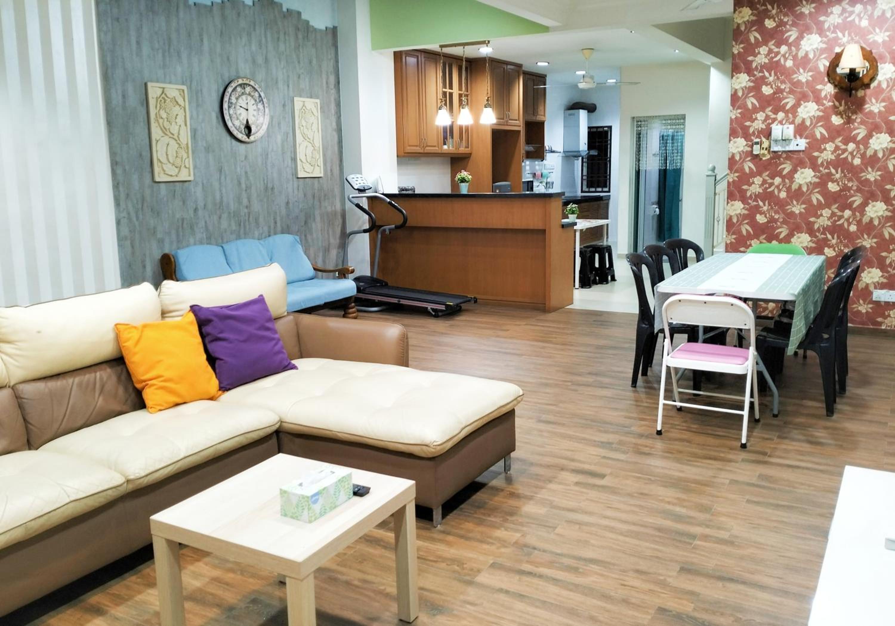 JB Austin Perdana Homestay@Simple Comfy For 11pax