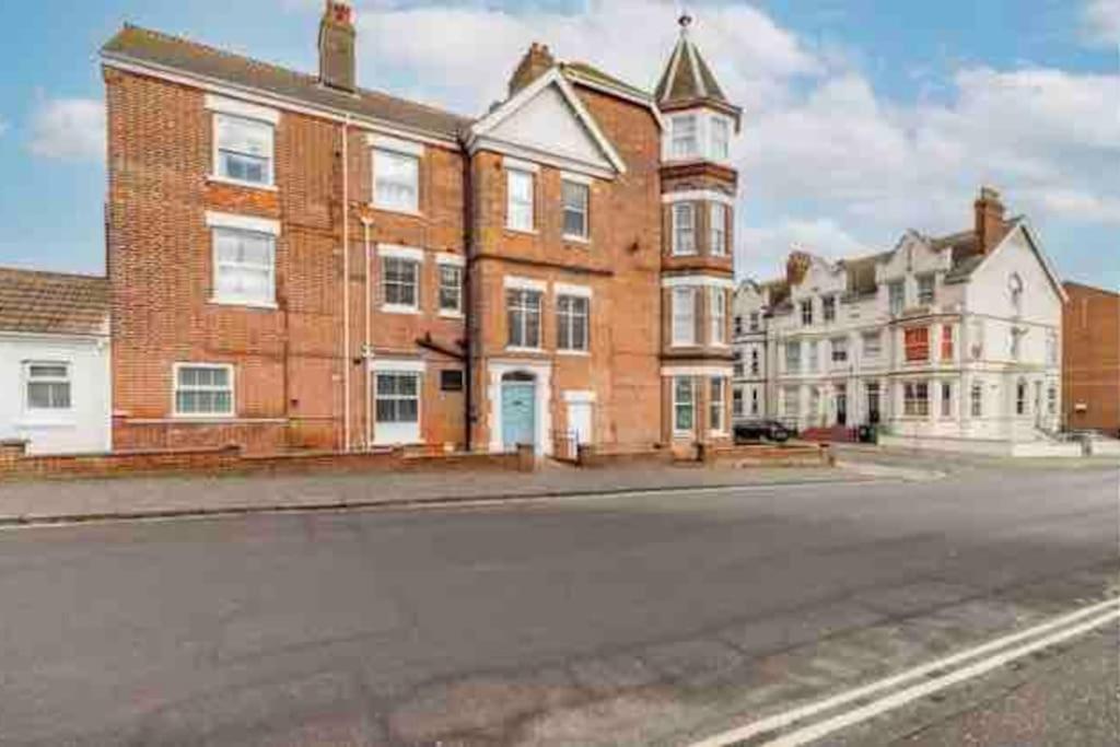 No.18 - Ground Floor apartment close to the beach