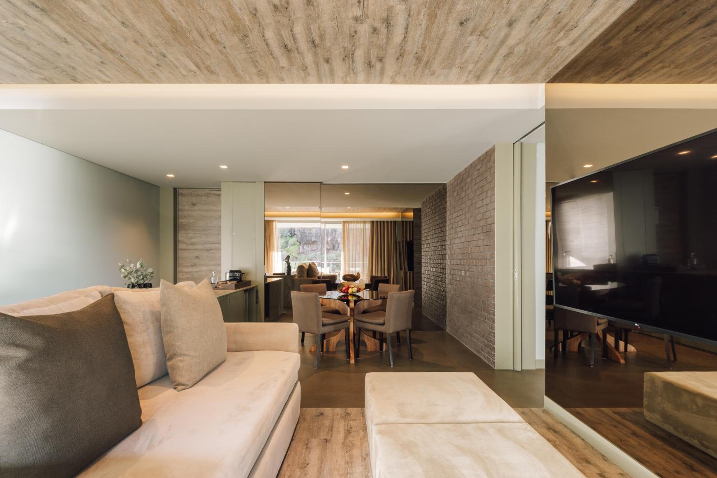 Saccharum Resort 38