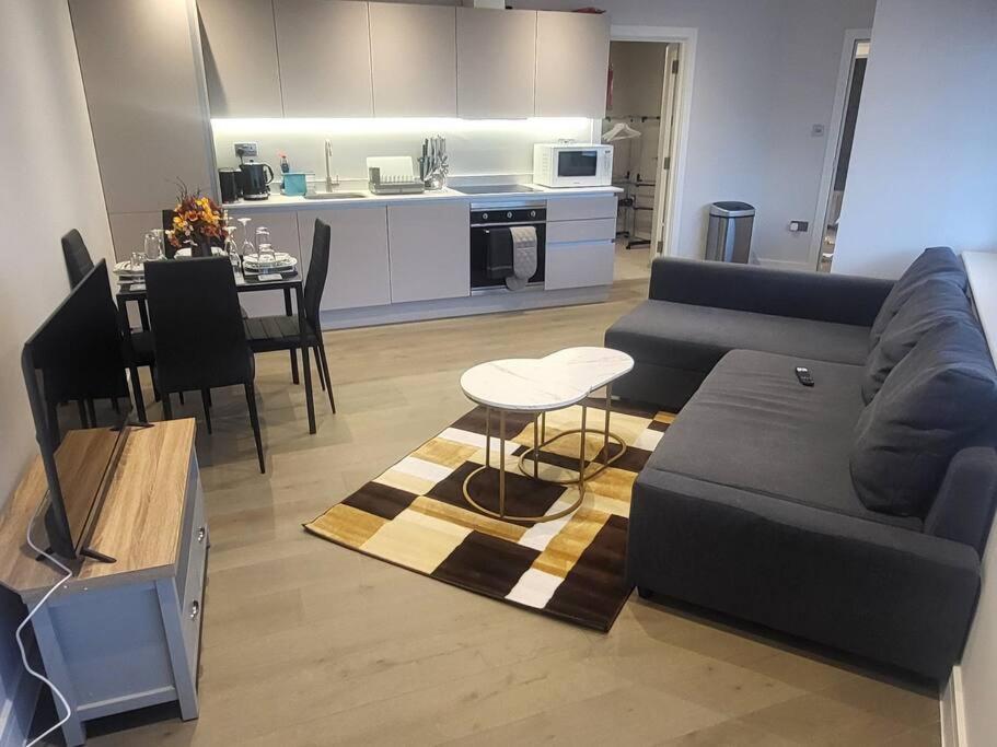 Entire Reigate Apartment hosted by Pius view 4