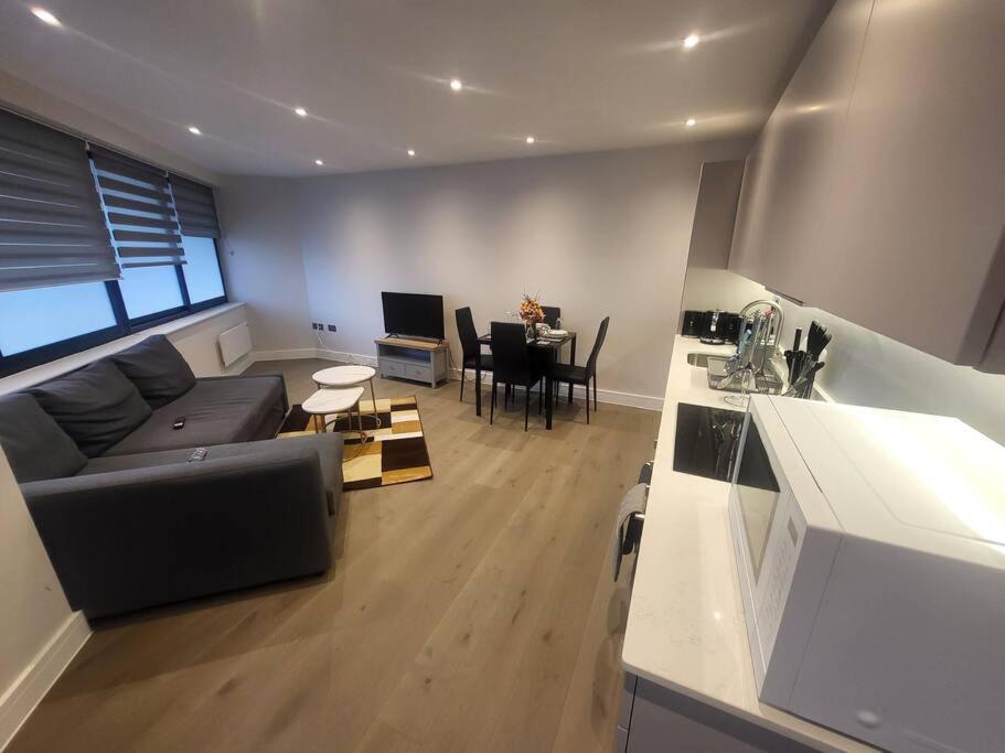 Entire Reigate Apartment hosted by Pius view 5