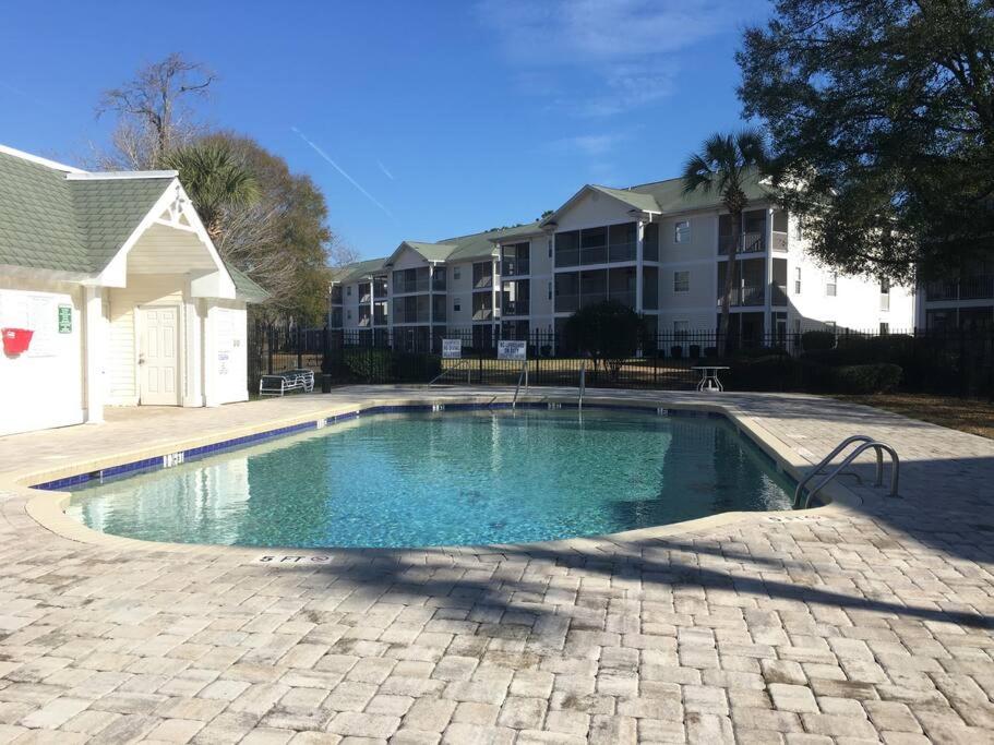 Lovely 1-bedroom Condo in River Oaks Golf Villa view 4