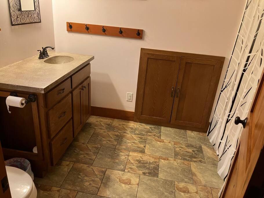 Cozy Oaks Cabin view 3