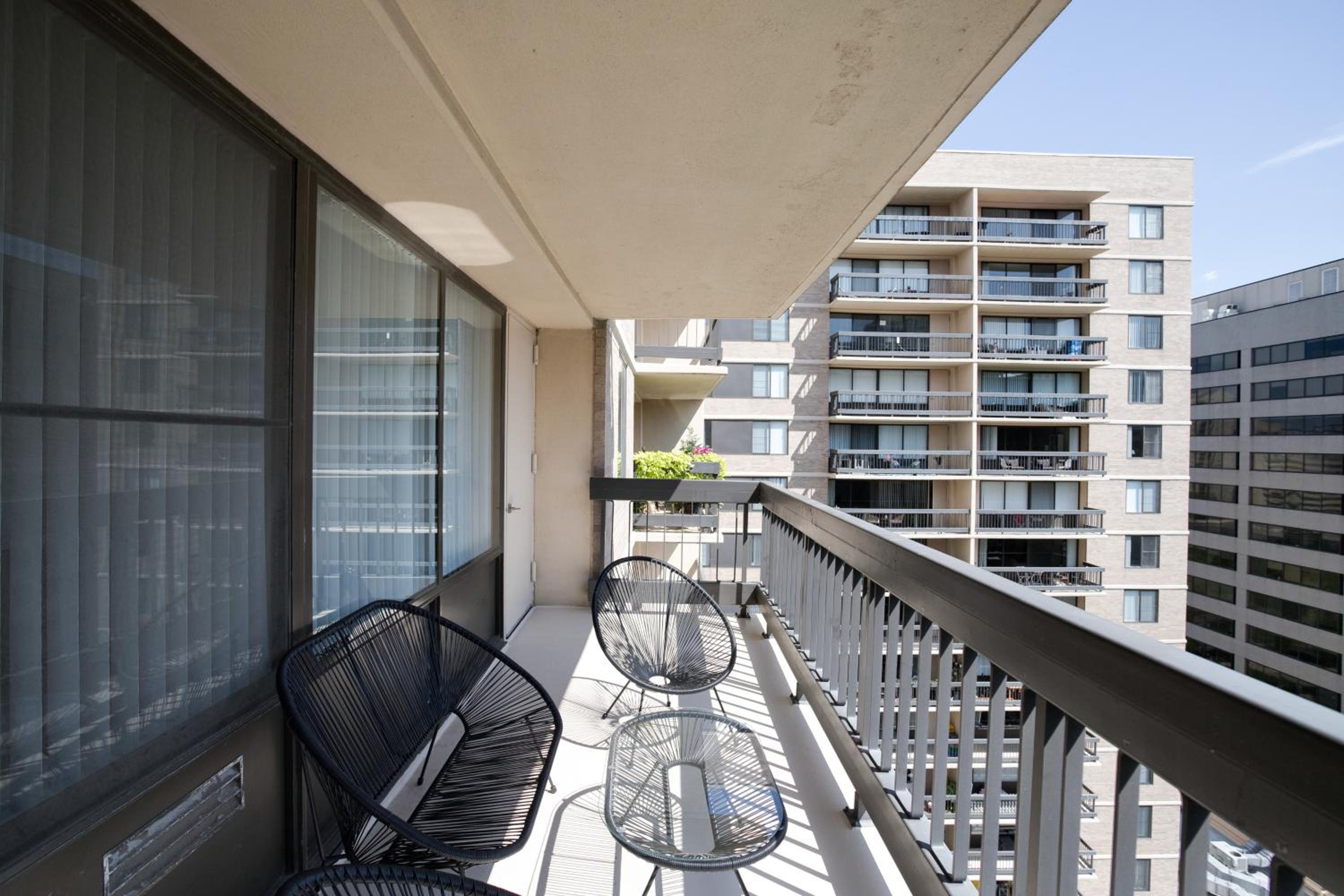 Style & Fantastic Apartment in Crystal City!