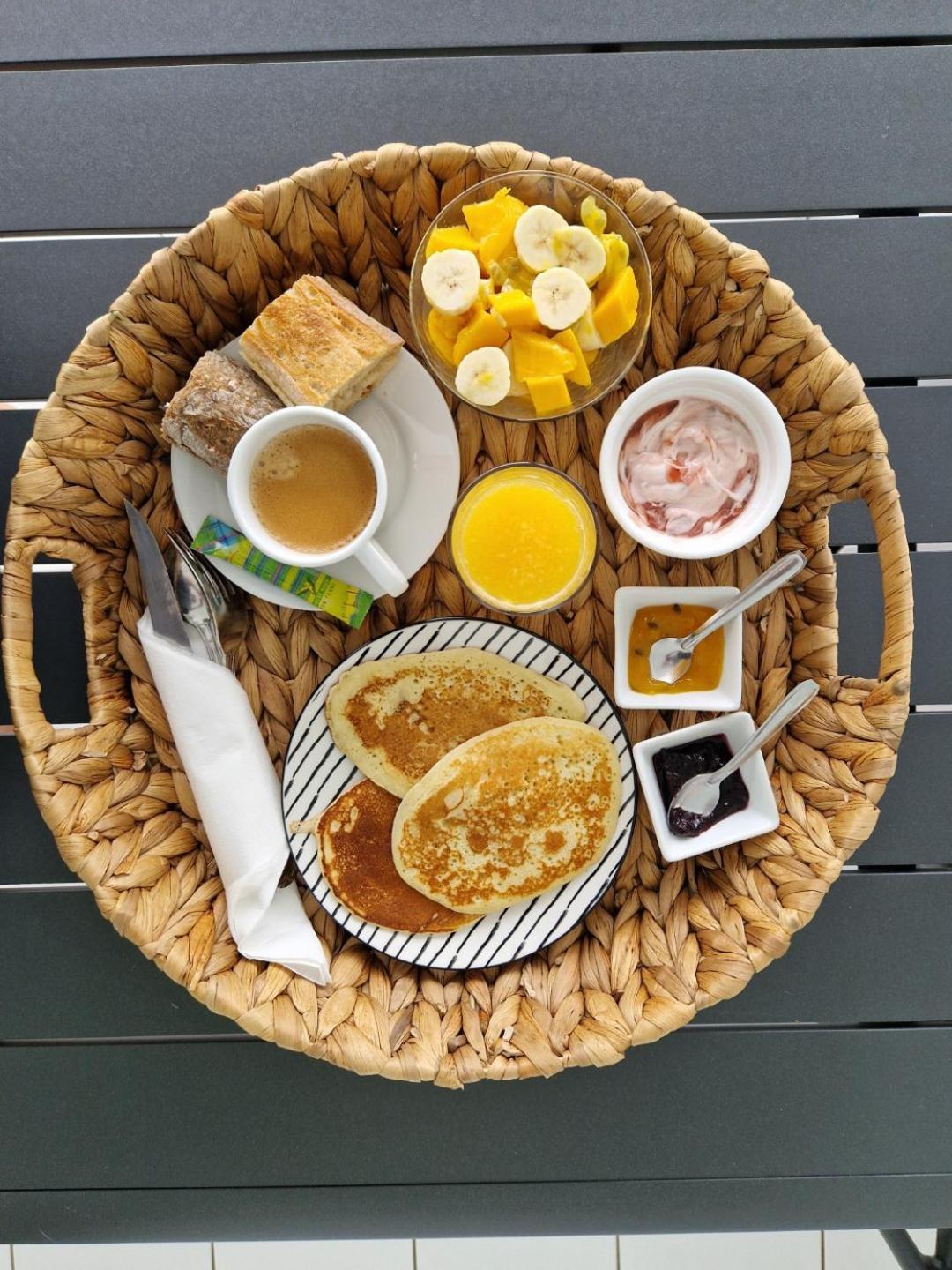 Villa Théo , chambre d'hôtes , petit déjeuner, table d'hôtes view 2