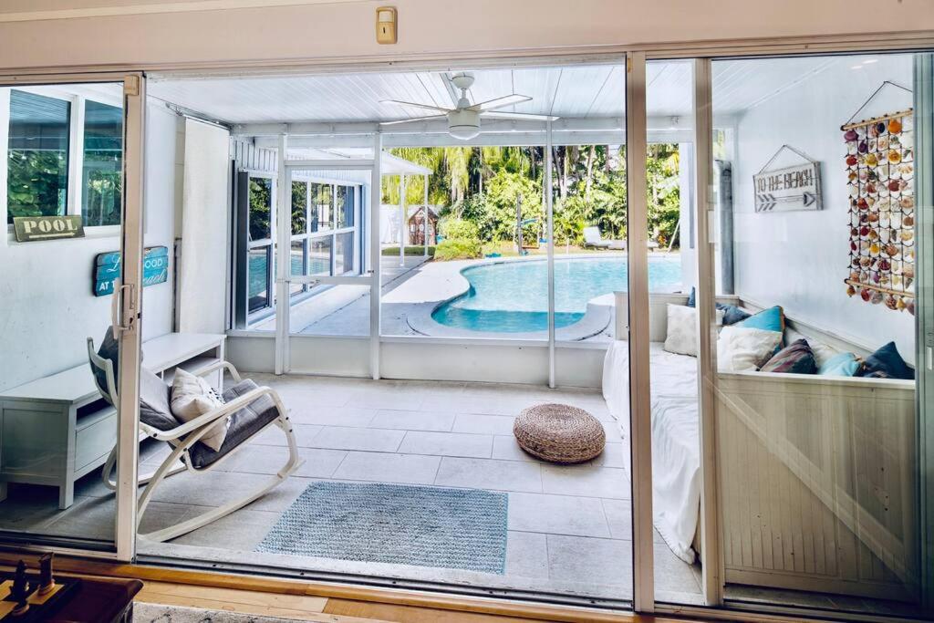 Tropical paradise! Walking distance to the beach!