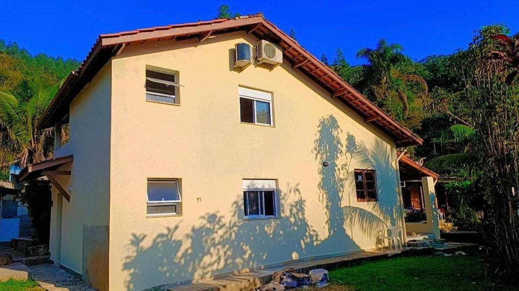 Piscina climatizada, jacuzzi e com grande área verde