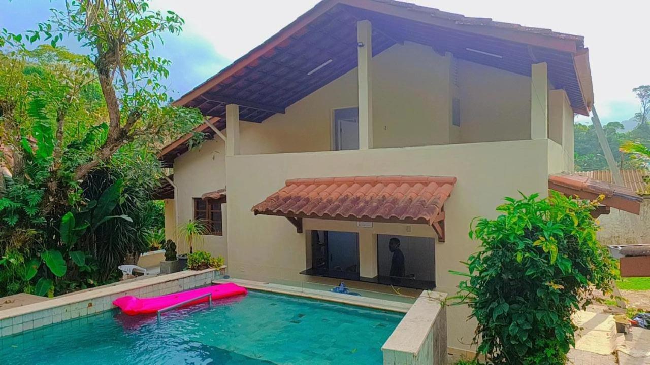 Piscina climatizada, jacuzzi e com grande área verde