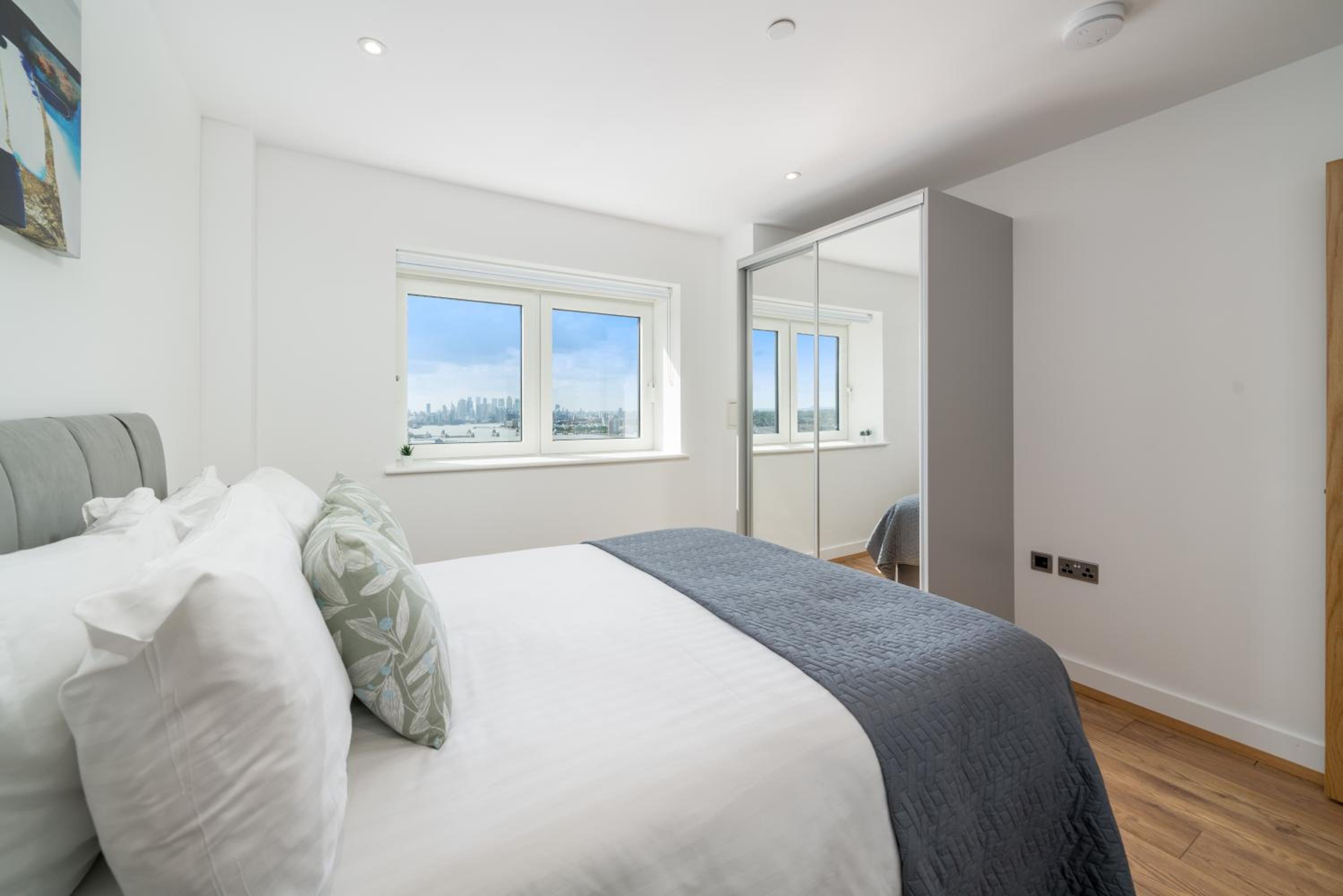 Skyvillion - London Top Floor Apartments With River Thames Views by Woolwich Ferry, Near London Excel, O2 Arena, City Airport, Free WiFi & Parking, GREAT R
