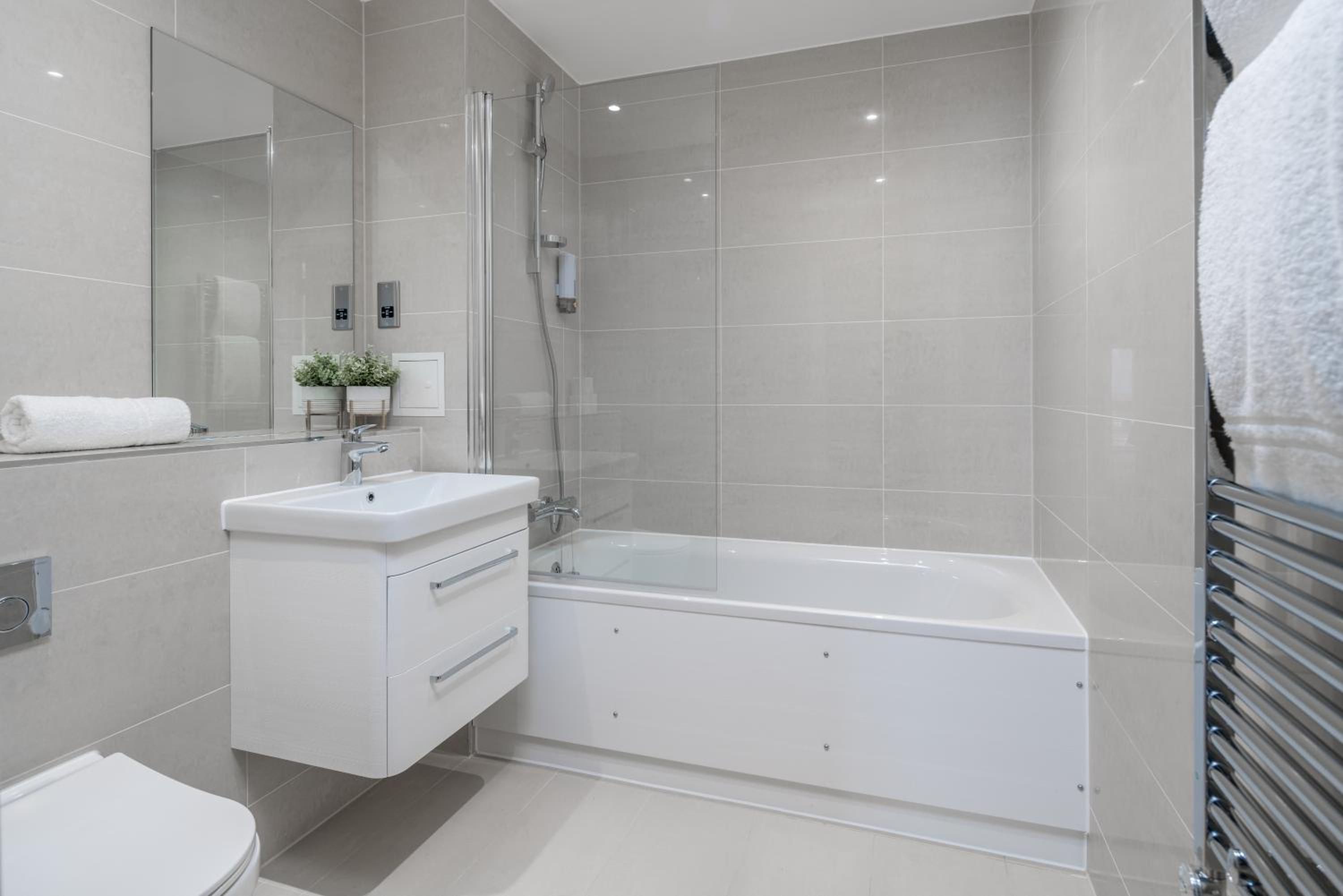 Skyvillion - London Top Floor Apartments With River Thames Views by Woolwich Ferry, Near London Excel, O2 Arena, City Airport, Free WiFi & Parking, GREAT R