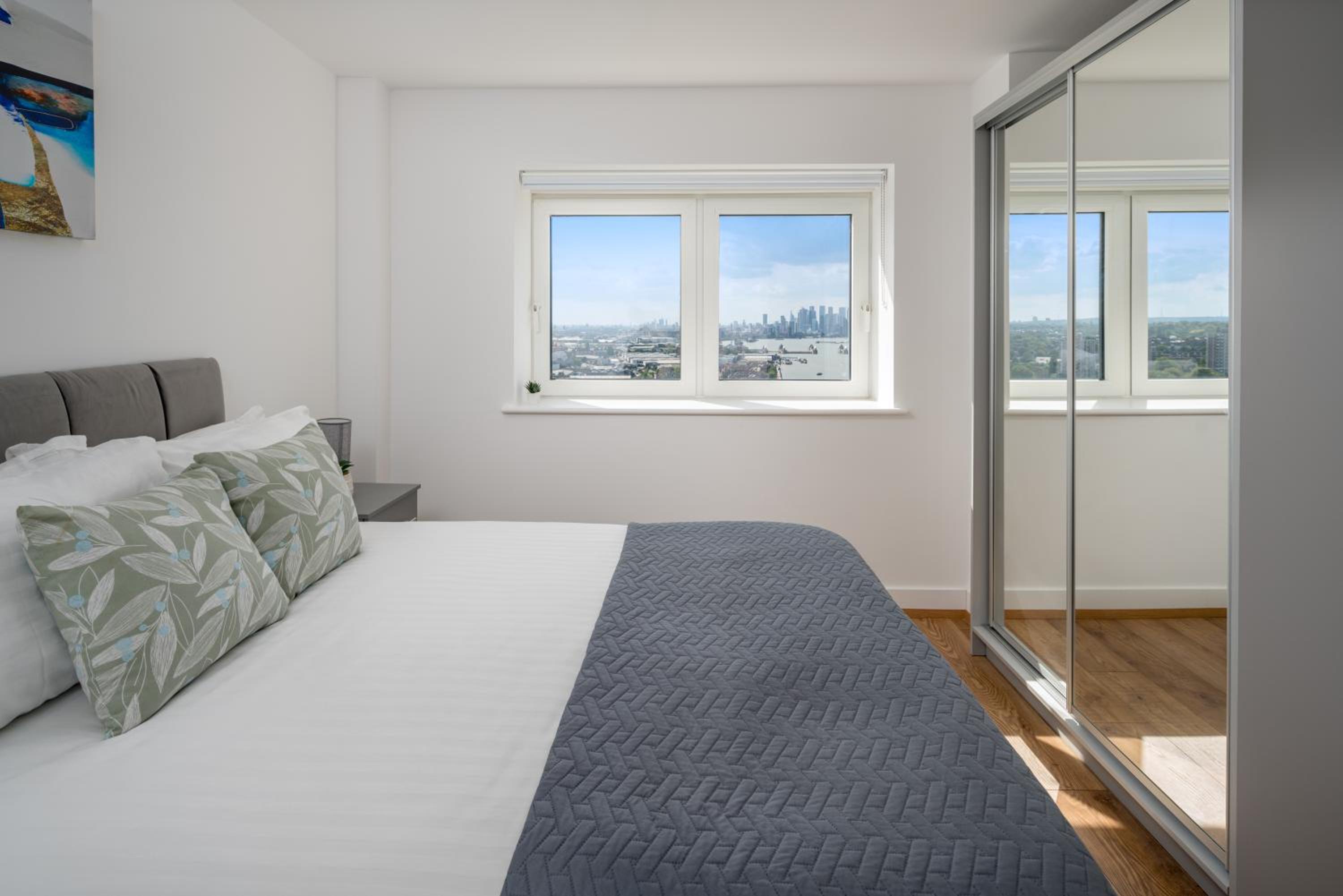 Skyvillion - London Top Floor Apartments With River Thames Views by Woolwich Ferry, Near London Excel, O2 Arena, City Airport, Free WiFi & Parking, GREAT R