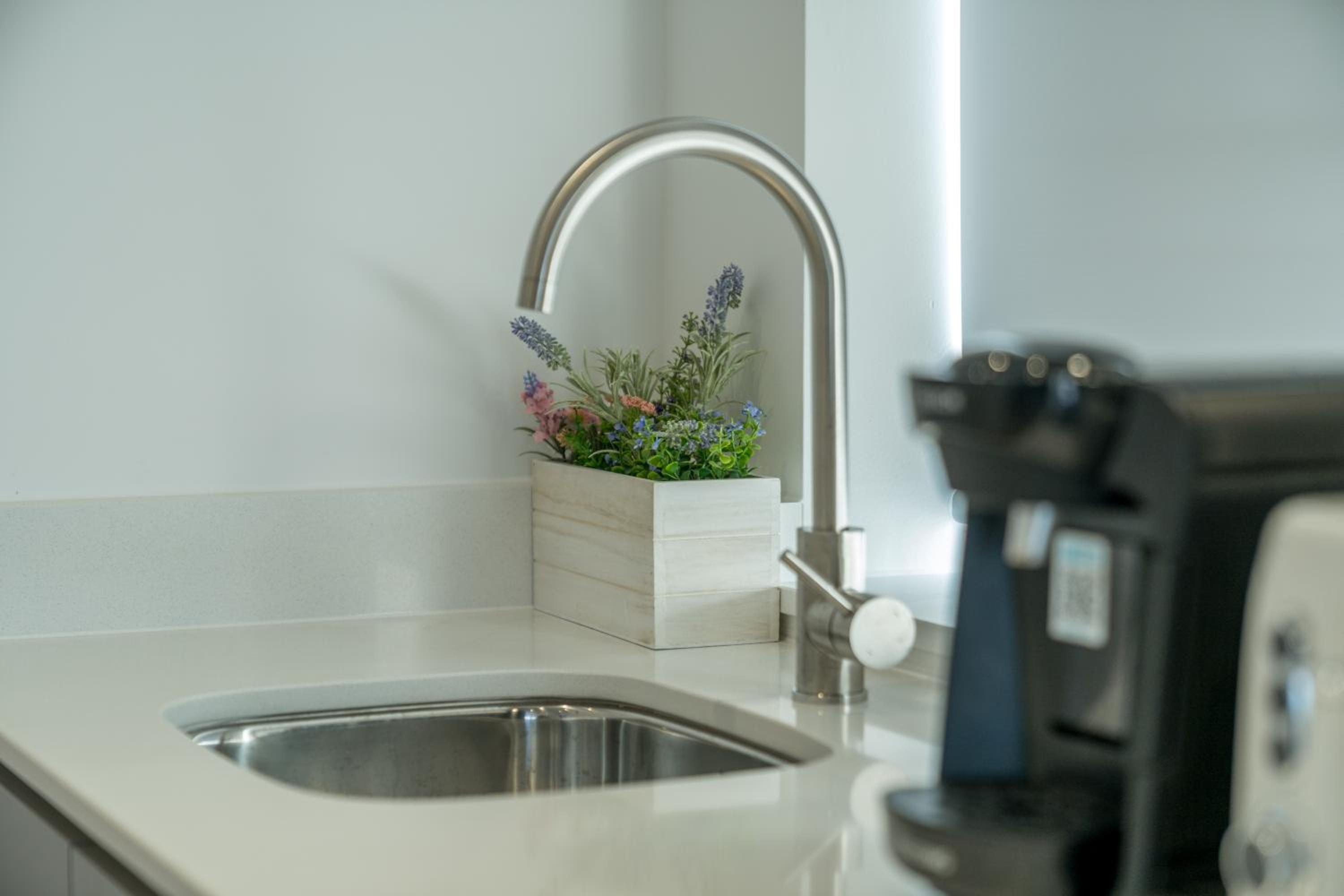 Skyvillion - London Top Floor Apartments With River Thames Views by Woolwich Ferry, Near London Excel, O2 Arena, City Airport, Free WiFi & Parking, GREAT R