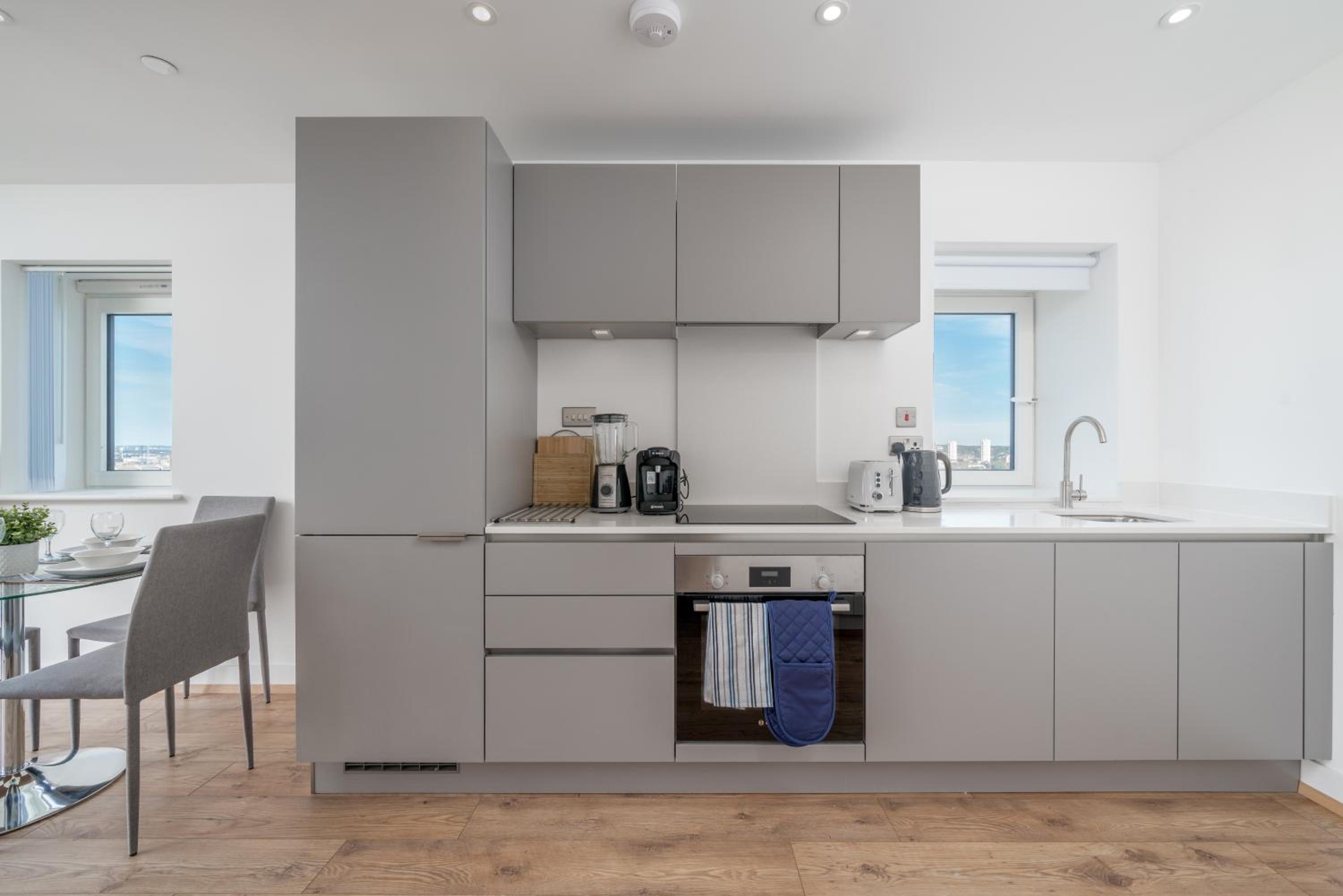 Skyvillion - London Top Floor Apartments With River Thames Views by Woolwich Ferry, Near London Excel, O2 Arena, City Airport, Free WiFi & Parking, GREAT R