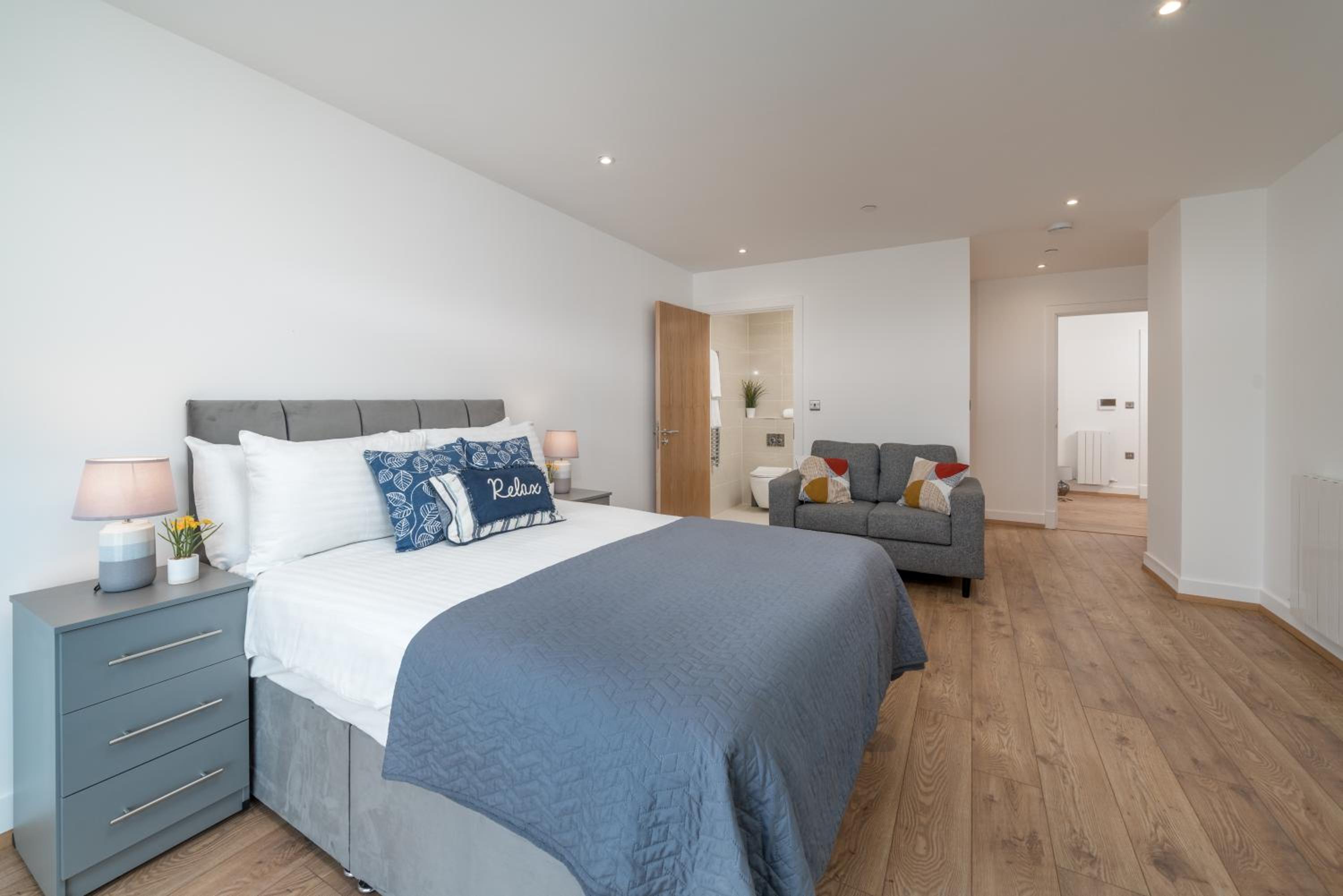 Skyvillion - London Top Floor Apartments With River Thames Views by Woolwich Ferry, Near London Excel, O2 Arena, City Airport, Free WiFi & Parking, GREAT R
