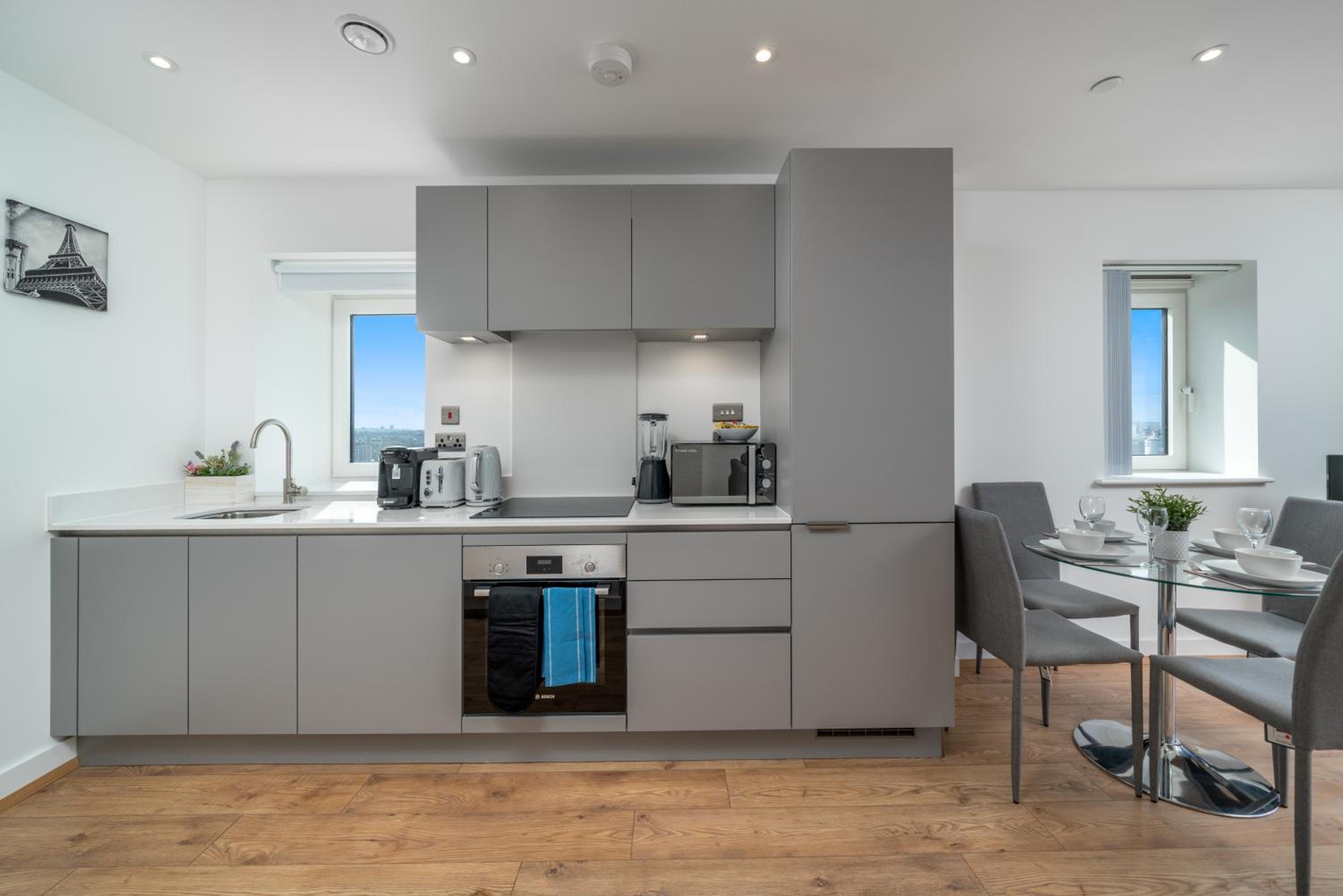 Skyvillion - London Top Floor Apartments With River Thames Views by Woolwich Ferry, Near London Excel, O2 Arena, City Airport, Free WiFi & Parking, GREAT R