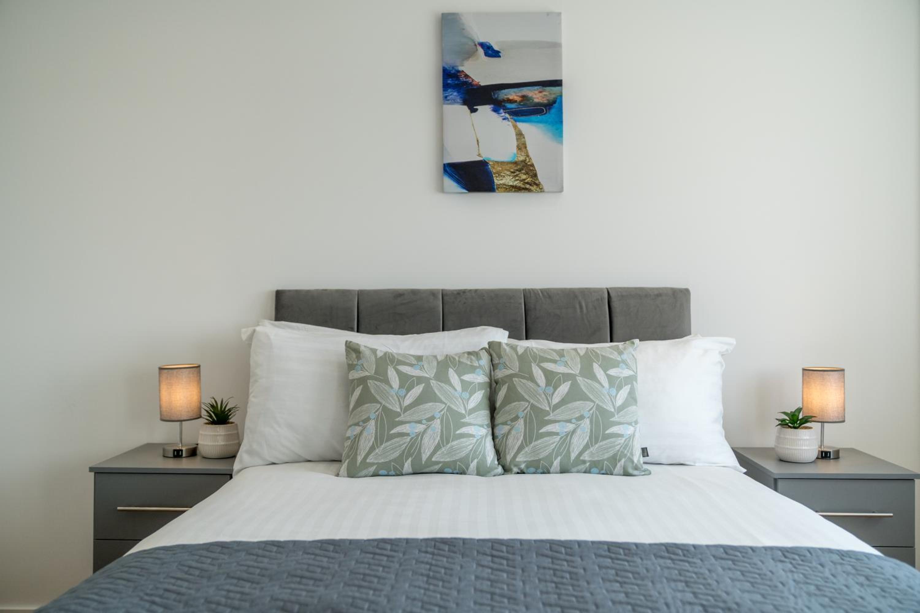 Skyvillion - London Top Floor Apartments With River Thames Views by Woolwich Ferry, Near London Excel, O2 Arena, City Airport, Free WiFi & Parking, GREAT R