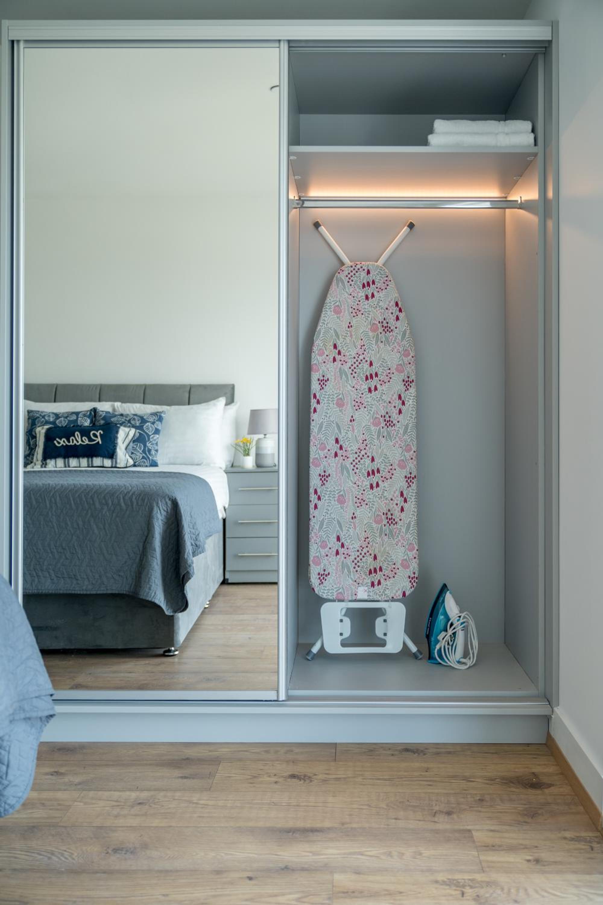 Skyvillion - London Top Floor Apartments With River Thames Views by Woolwich Ferry, Near London Excel, O2 Arena, City Airport, Free WiFi & Parking, GREAT R