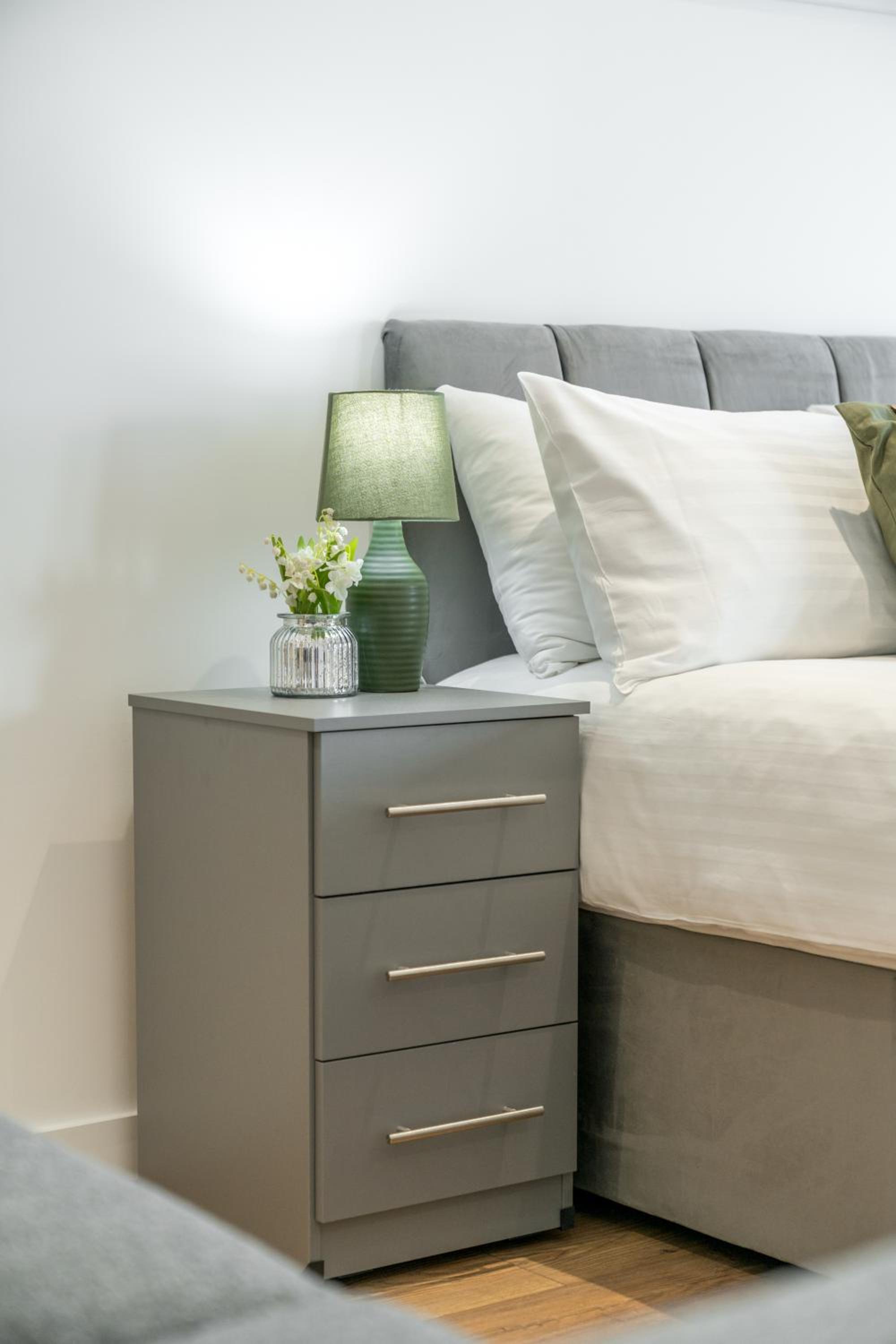 Skyvillion - London Top Floor Apartments With River Thames Views by Woolwich Ferry, Near London Excel, O2 Arena, City Airport, Free WiFi & Parking, GREAT R