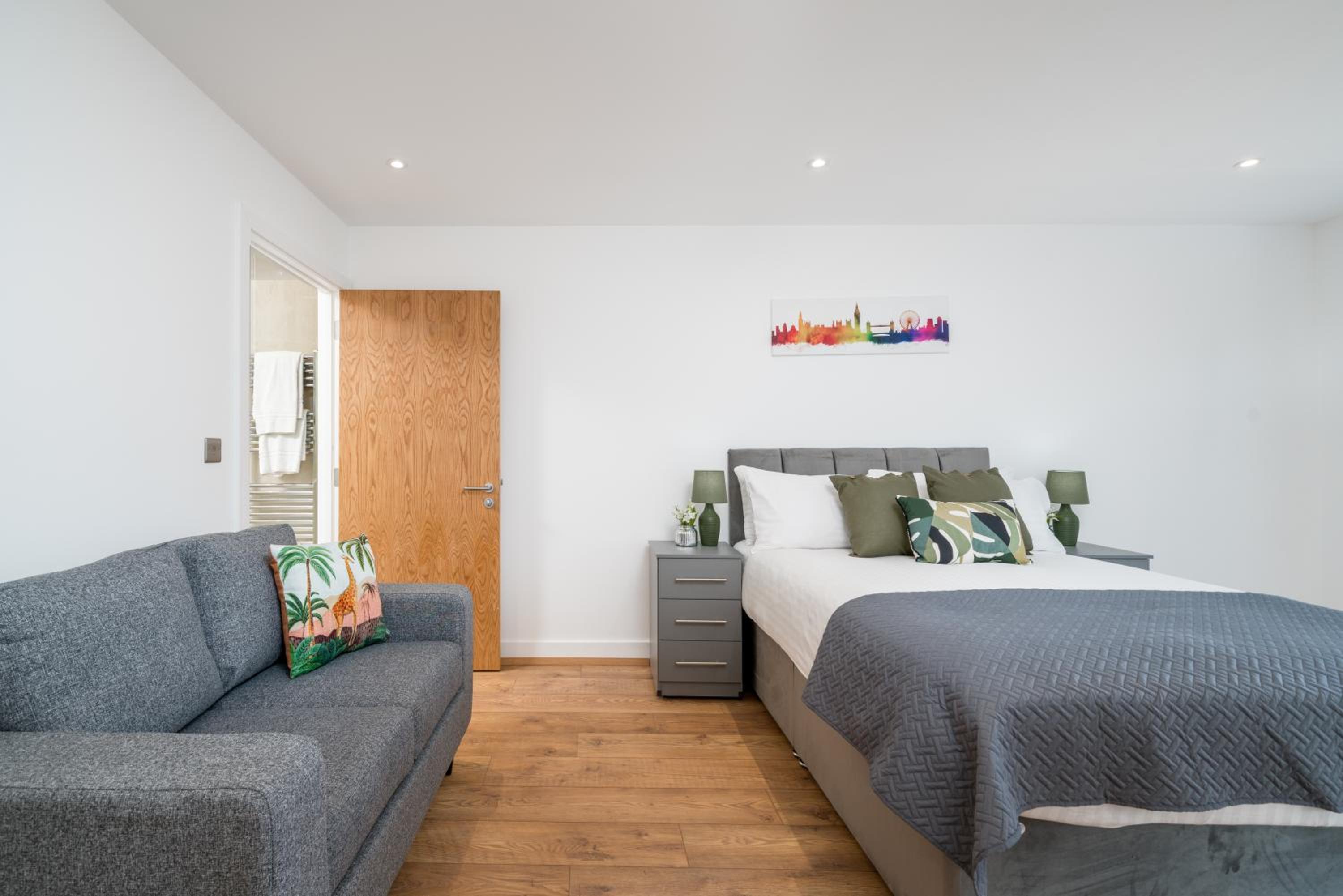 Skyvillion - London Top Floor Apartments With River Thames Views by Woolwich Ferry, Near London Excel, O2 Arena, City Airport, Free WiFi & Parking, GREAT R