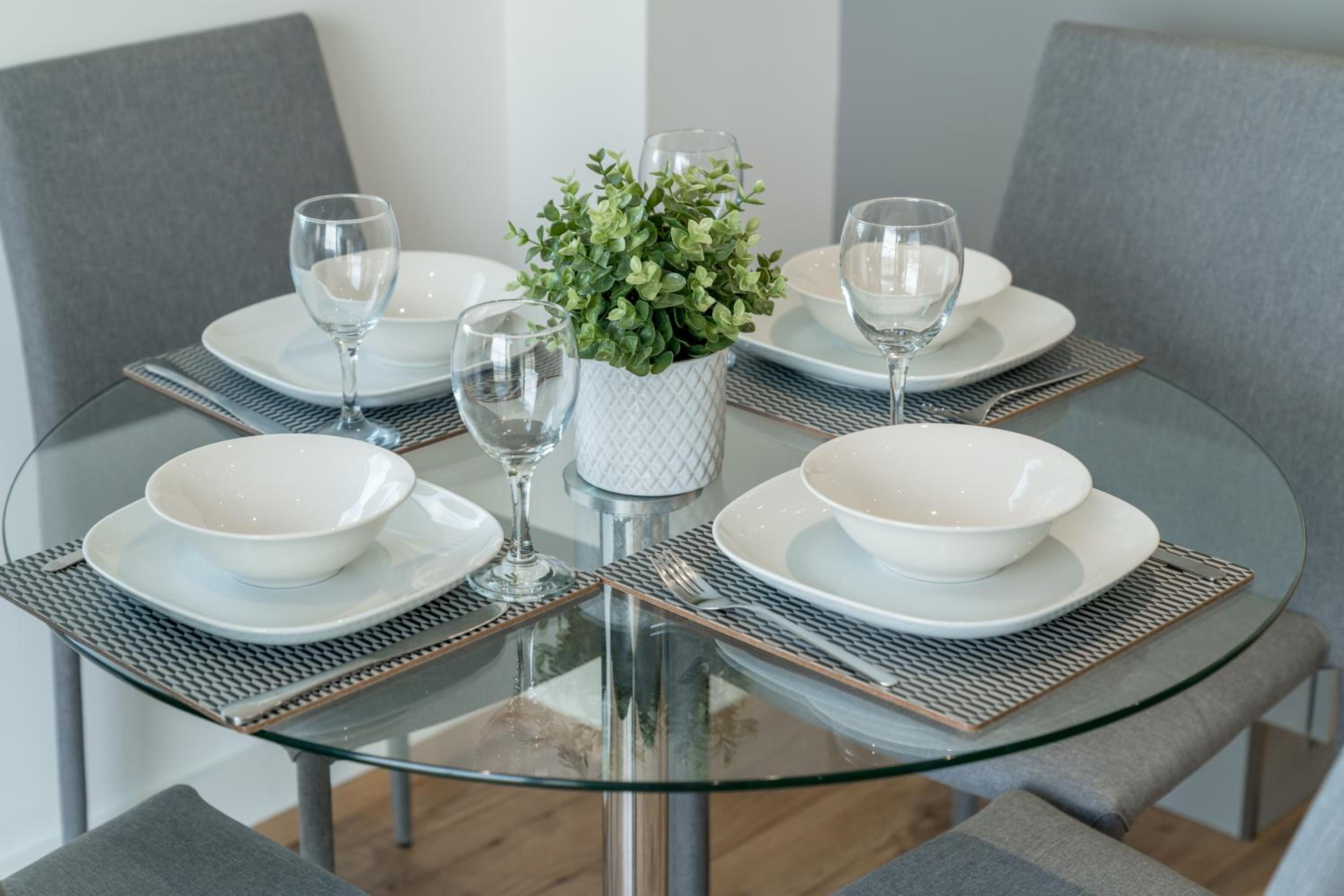 Skyvillion - London Top Floor Apartments With River Thames Views by Woolwich Ferry, Near London Excel, O2 Arena, City Airport, Free WiFi & Parking, GREAT R