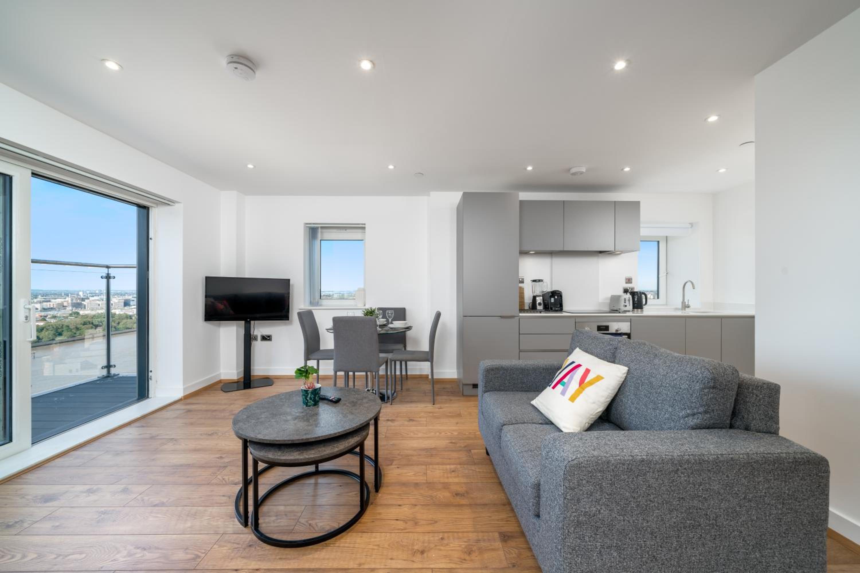 Skyvillion - London Top Floor Apartments With River Thames Views by Woolwich Ferry, Near London Excel, O2 Arena, City Airport, Free WiFi & Parking, GREAT R
