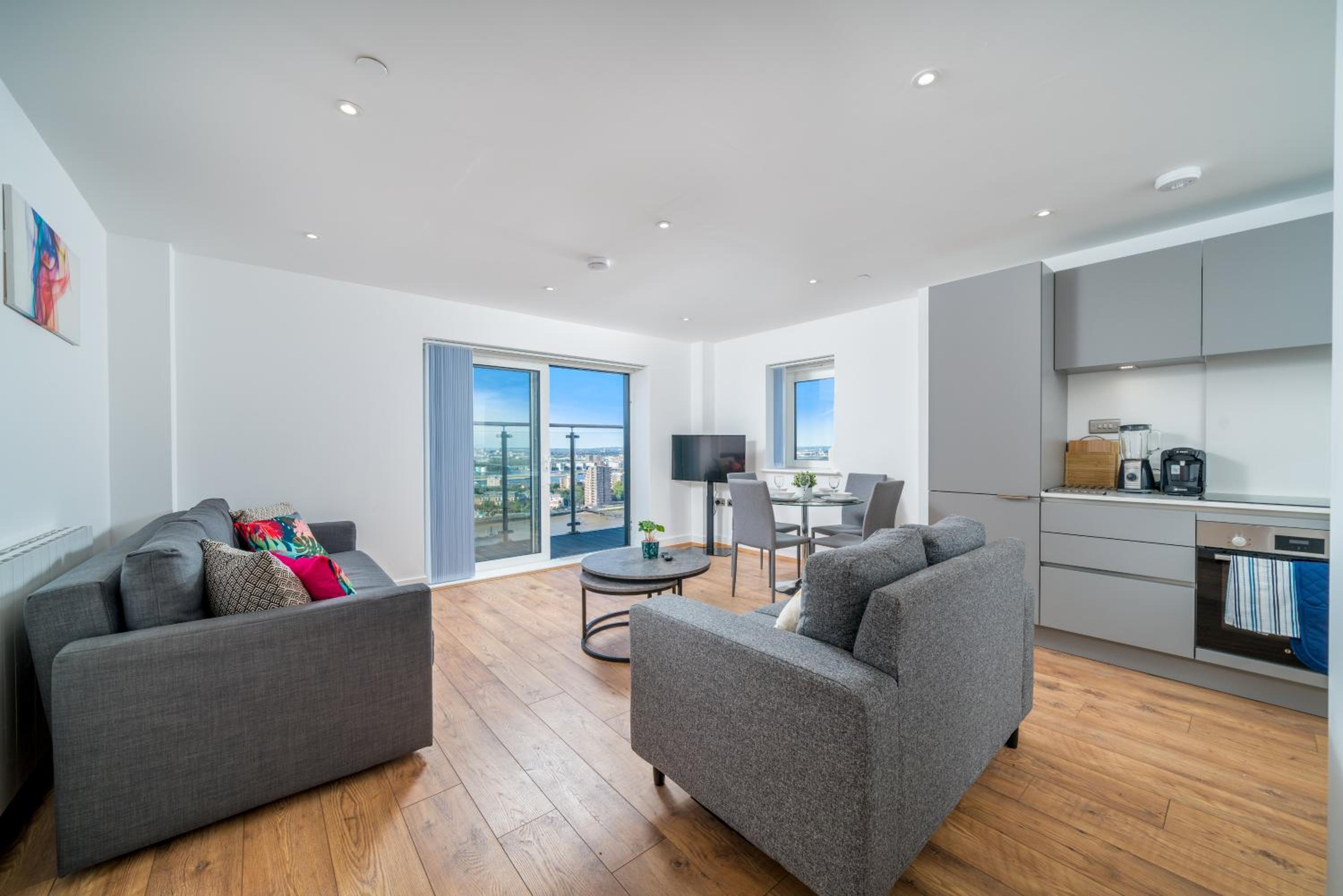 Skyvillion - London Top Floor Apartments With River Thames Views by Woolwich Ferry, Near London Excel, O2 Arena, City Airport, Free WiFi & Parking, GREAT R