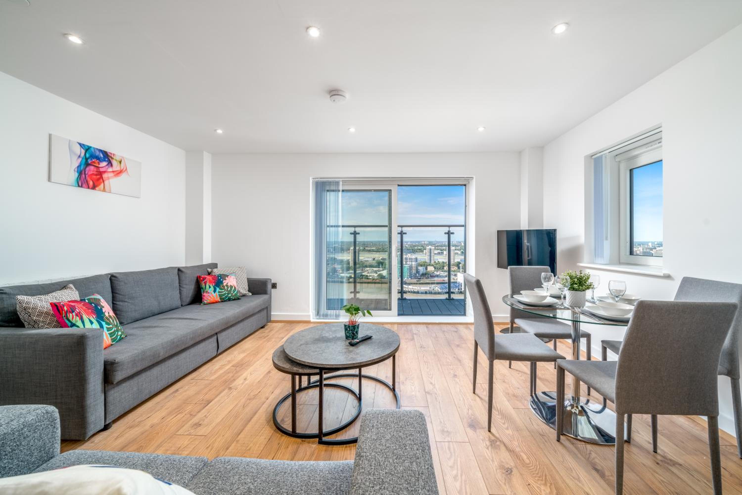 Skyvillion - London Top Floor Apartments With River Thames Views by Woolwich Ferry, Near London Excel, O2 Arena, City Airport, Free WiFi & Parking, GREAT R