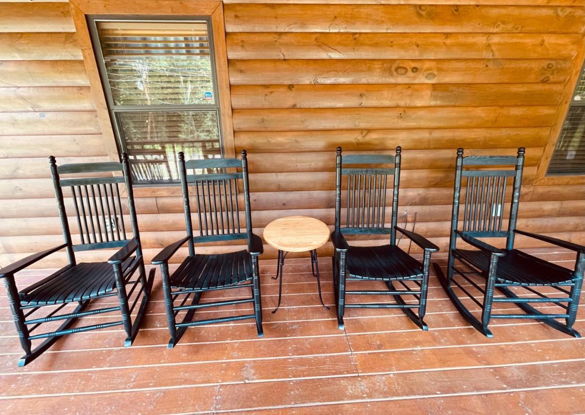 Smoky Mountain Enchanting Haven 3BR2BA Cabin view 3