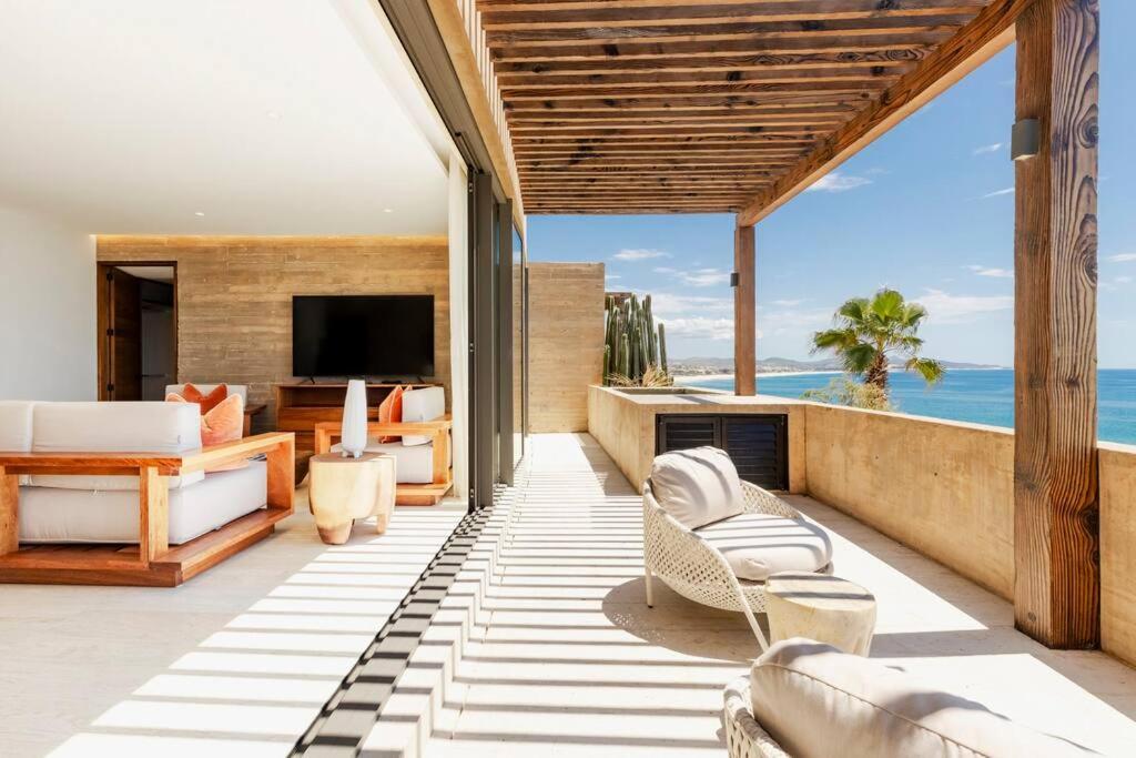 Hotel Stunning Oceanview Condo