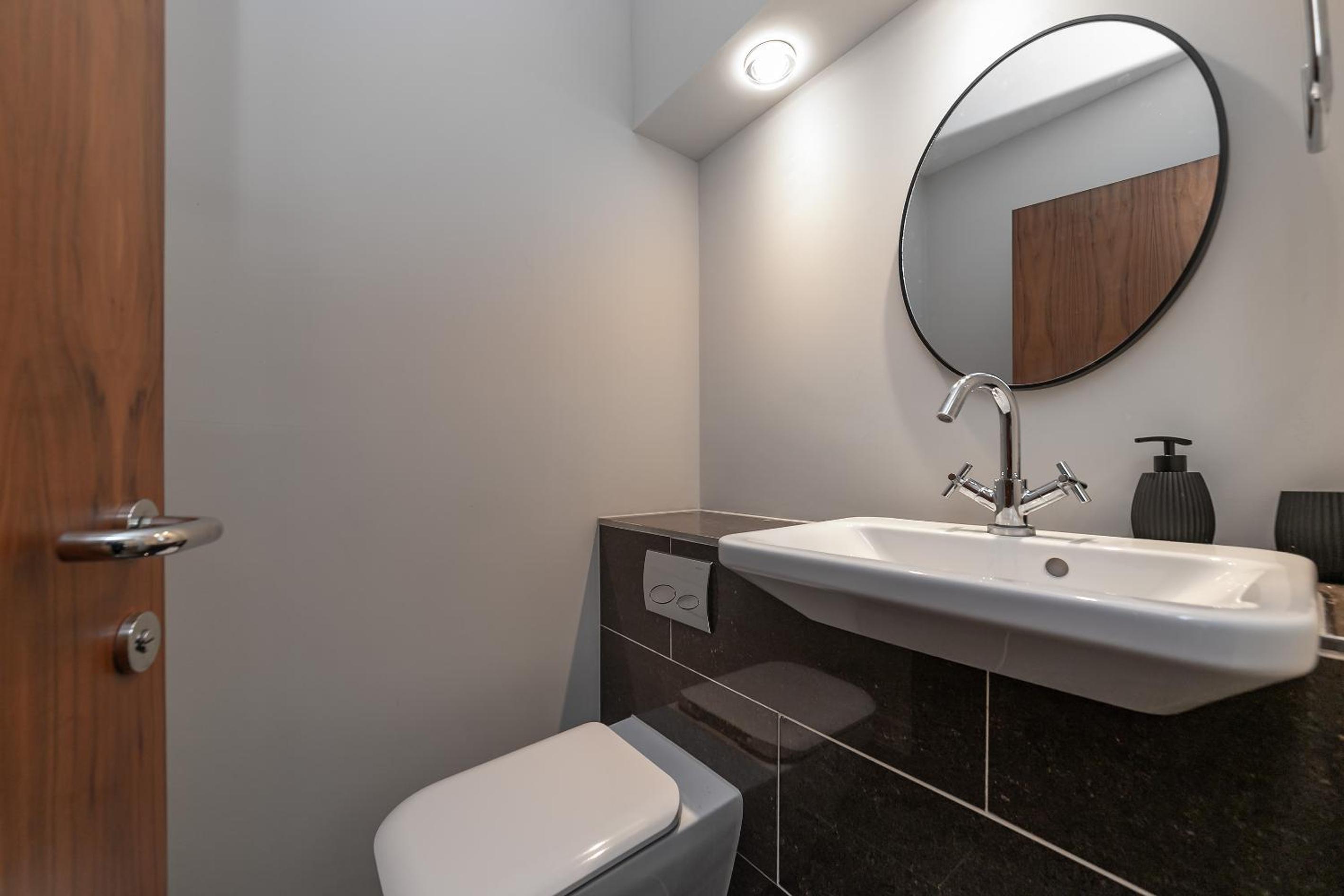 MK CITY CENTRE, THE DIAMOND SUITE, FREE Parking Space, PREMIUM SPACIOUS Apartment with FOOSBALL TABLE view 3