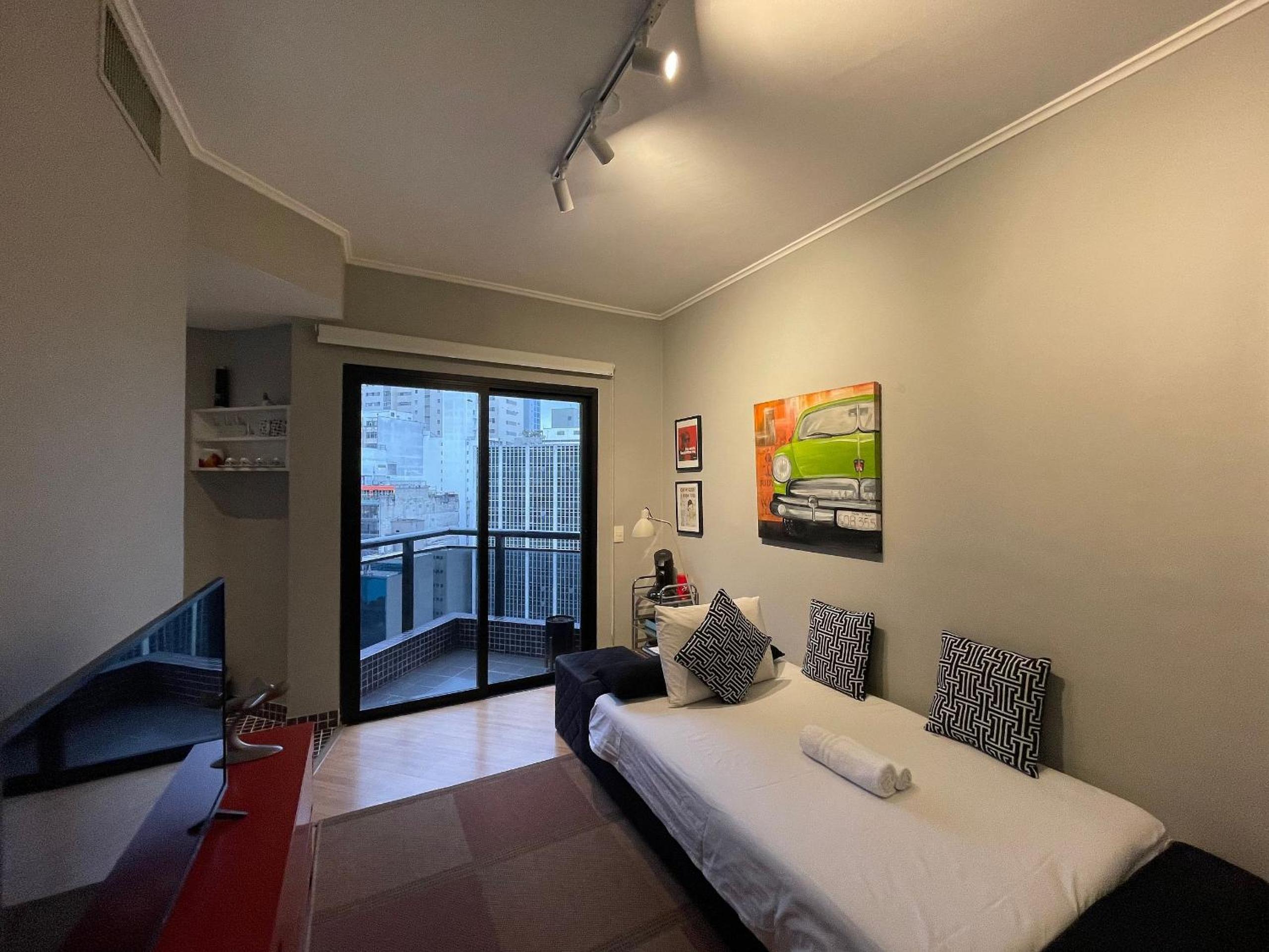 Large flat with garage next to Paulista