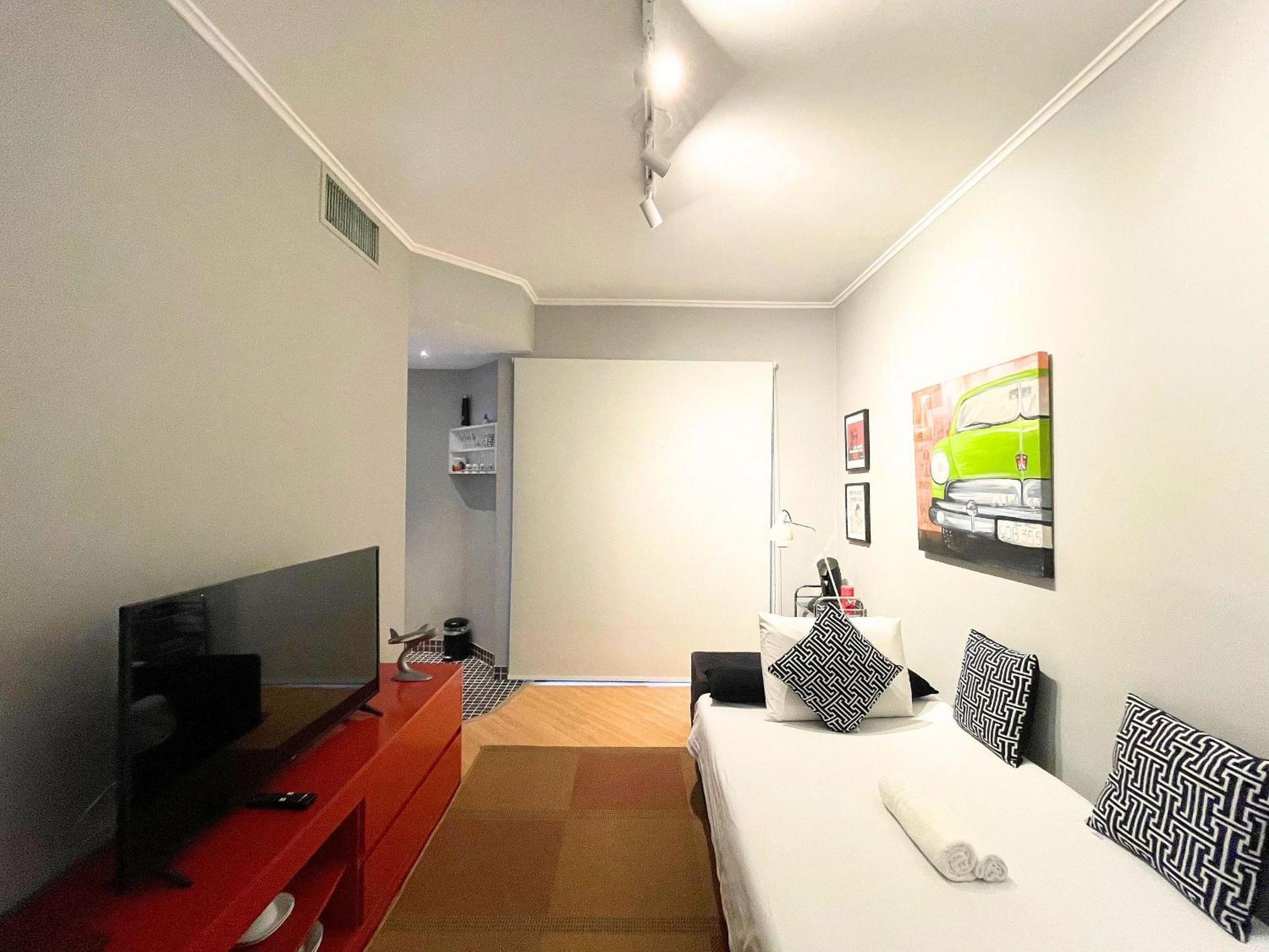 Large flat with garage next to Paulista