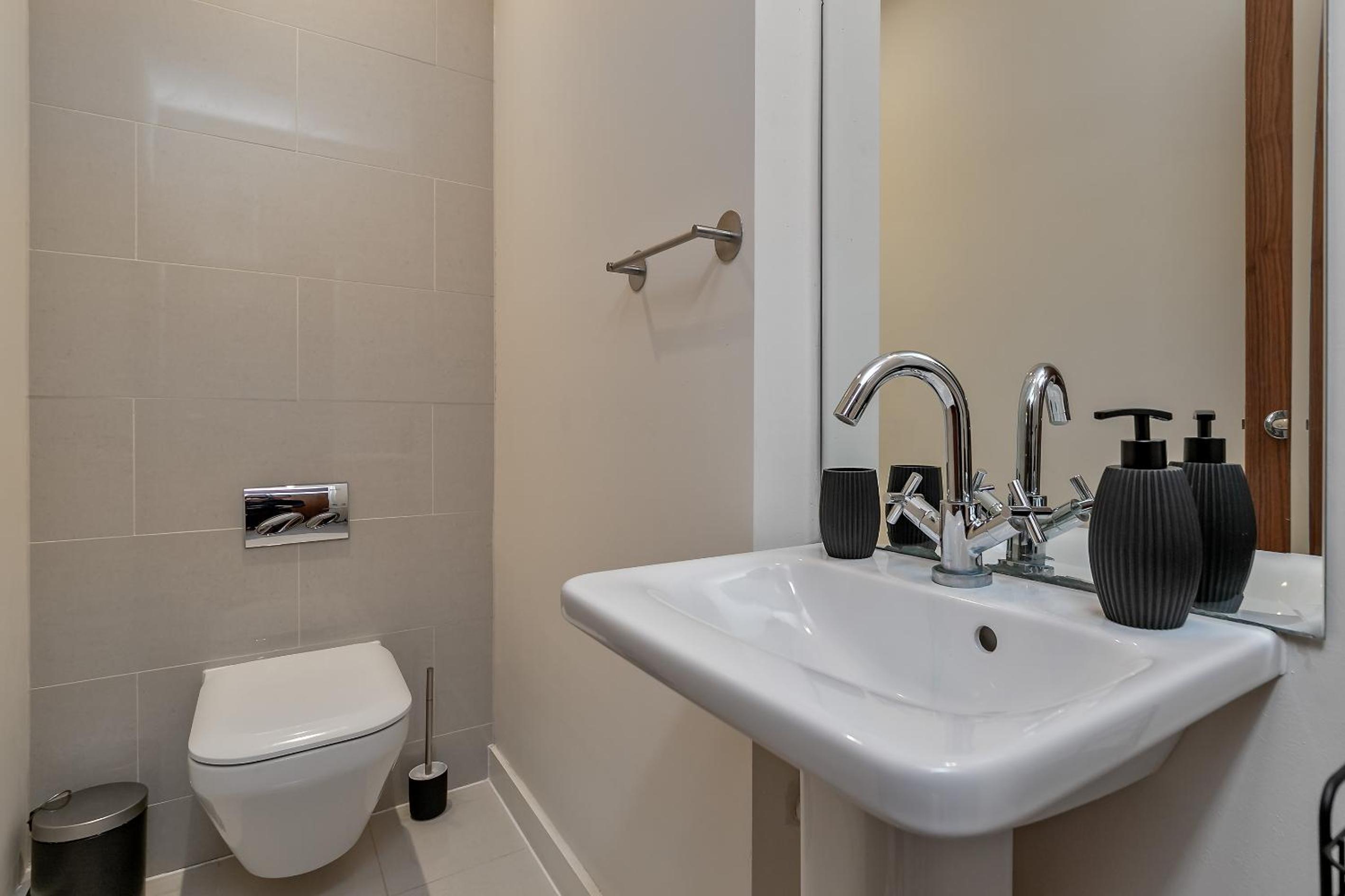 MK CITY CENTRE, THE DIAMOND SUITE, FREE Parking Space, PREMIUM SPACIOUS Apartment with FOOSBALL TABLE view 5