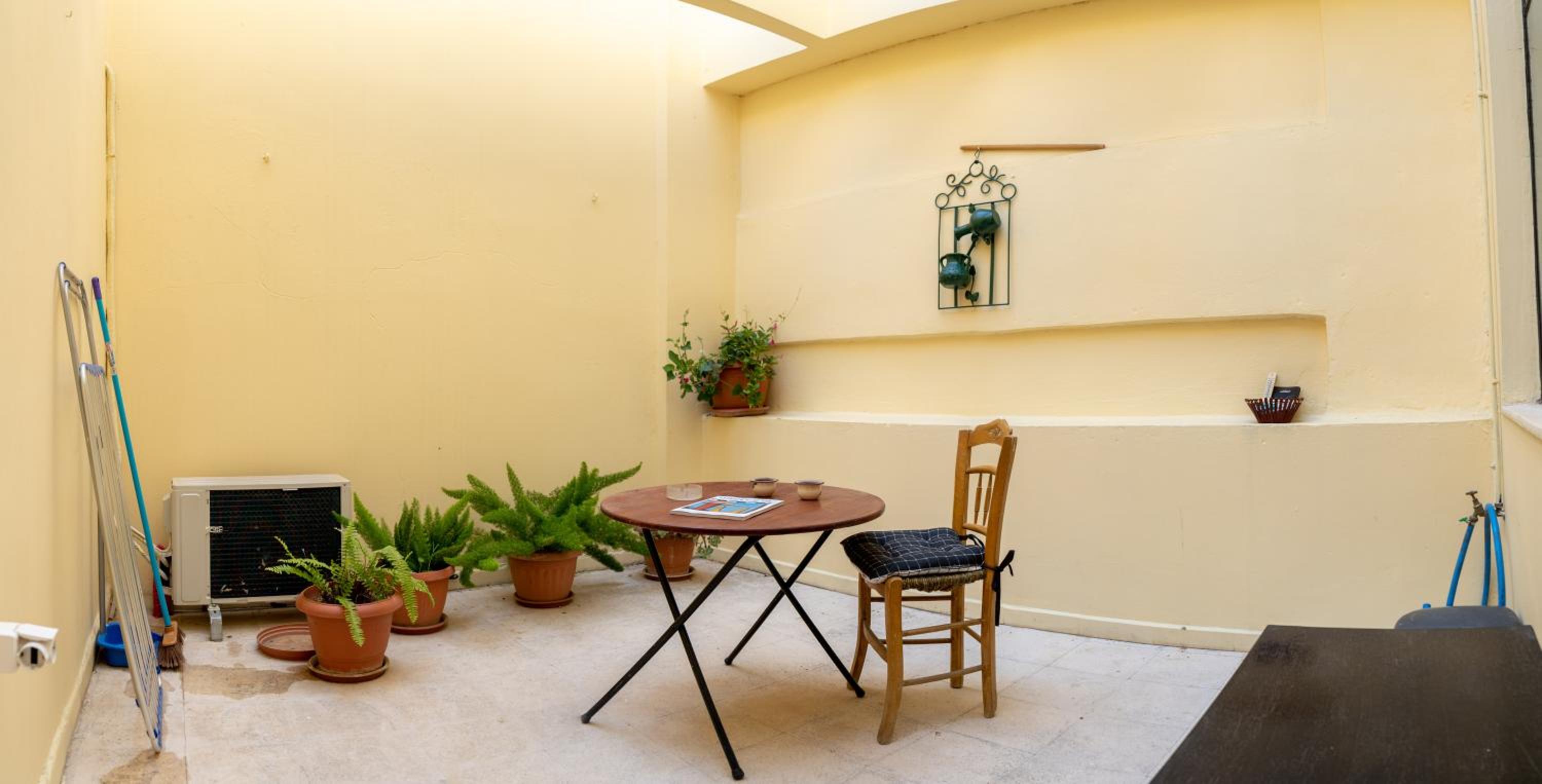 Penthouse wt private patio 1st floor 3 rooms 65sqm