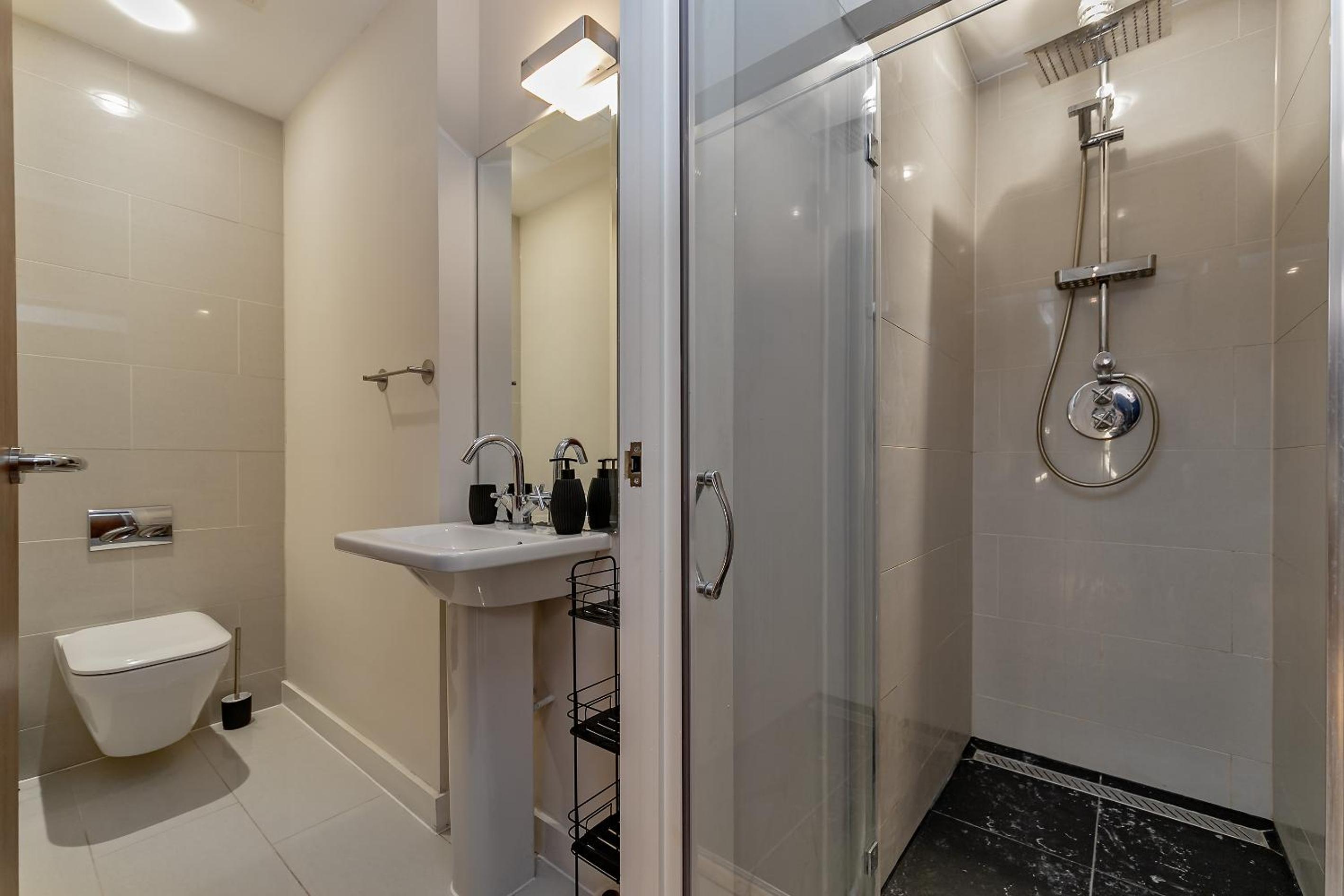 MK CITY CENTRE, THE DIAMOND SUITE, FREE Parking Space, PREMIUM SPACIOUS Apartment with FOOSBALL TABLE view 2