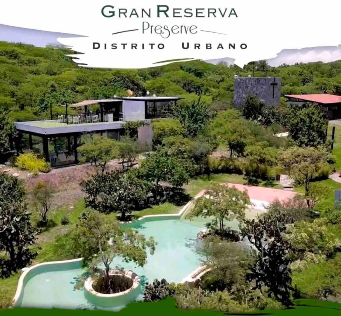 Juriquilla Home, 5 Bedrooms, 3 Community Pool view 4