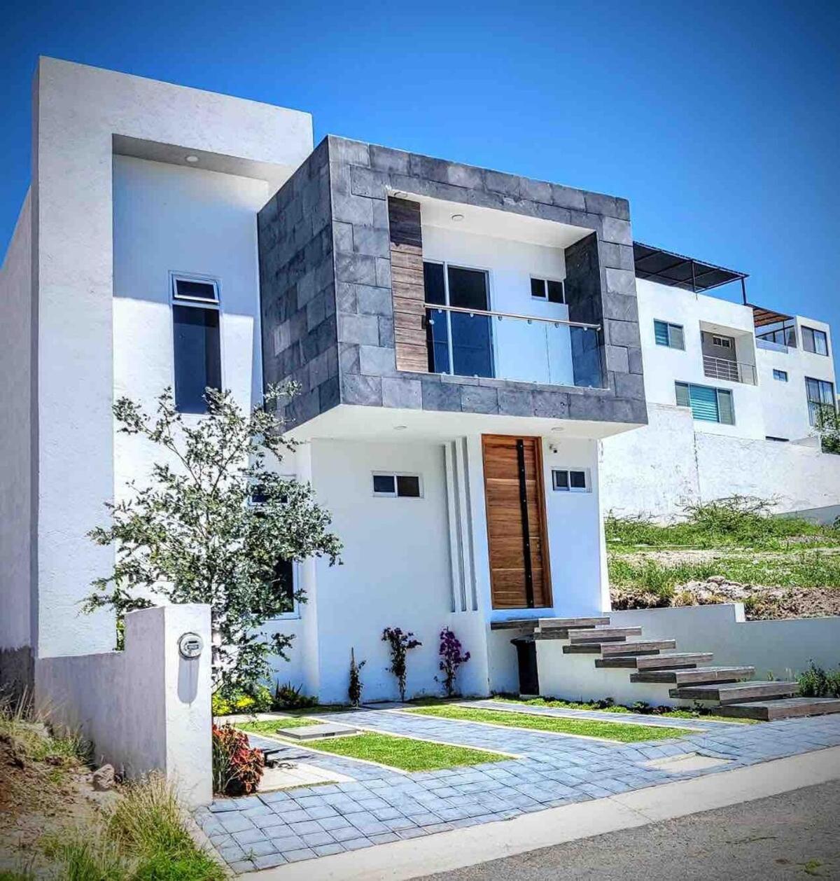 Juriquilla Home, 5 Bedrooms, 3 Community Pool view 5