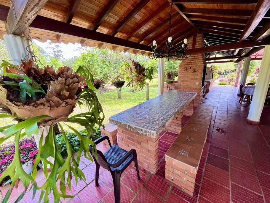 Cabaña amplia con piscina, naturaleza y cercana