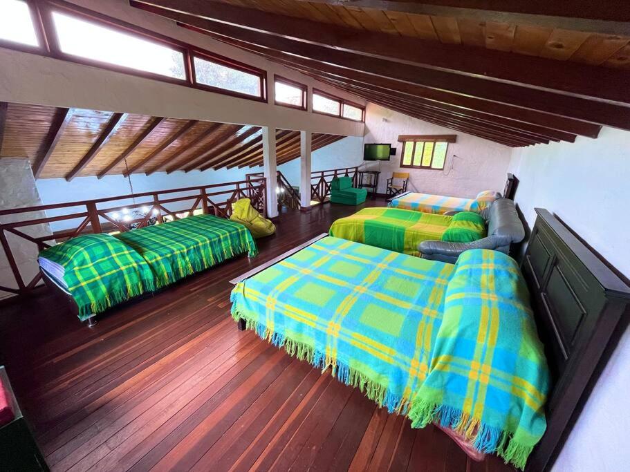 Cabaña amplia con piscina, naturaleza y cercana