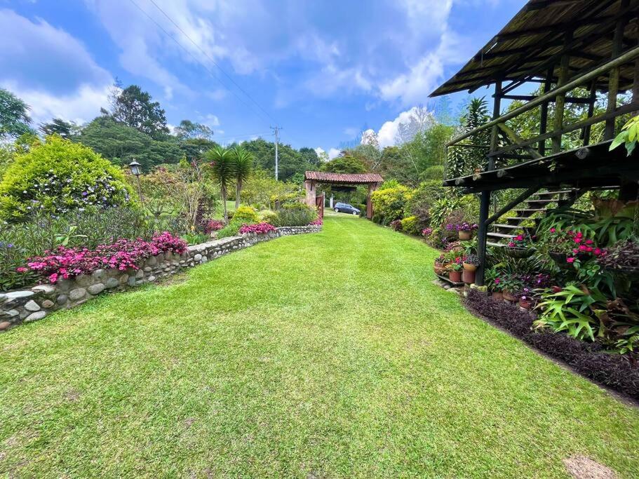 Cabaña amplia con piscina, naturaleza y cercana