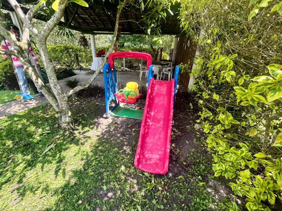 Cabaña amplia con piscina, naturaleza y cercana